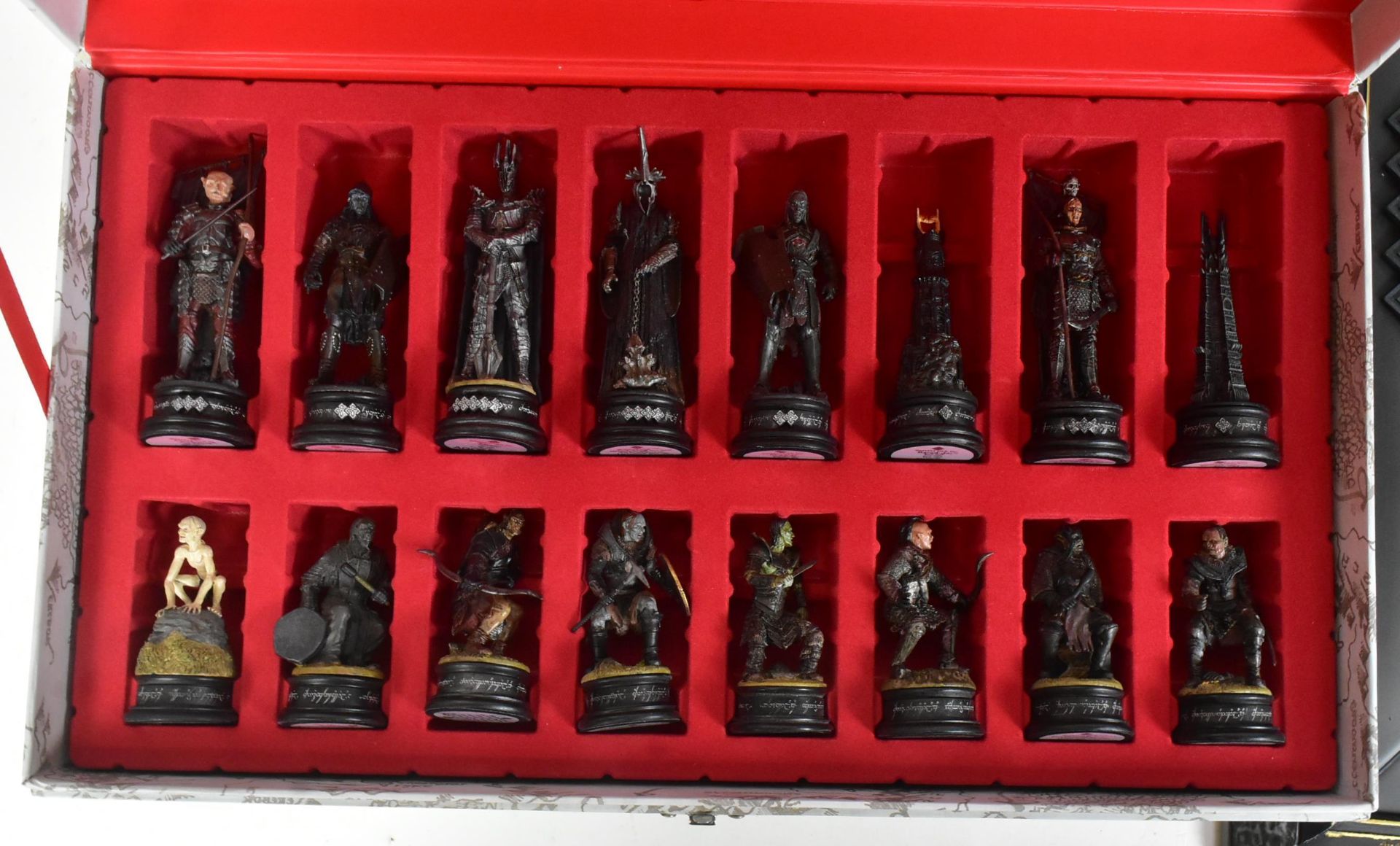 LORD OF THE RINGS - EAGLEMOSS CHESS SET PIECES & BOARD - Image 5 of 8