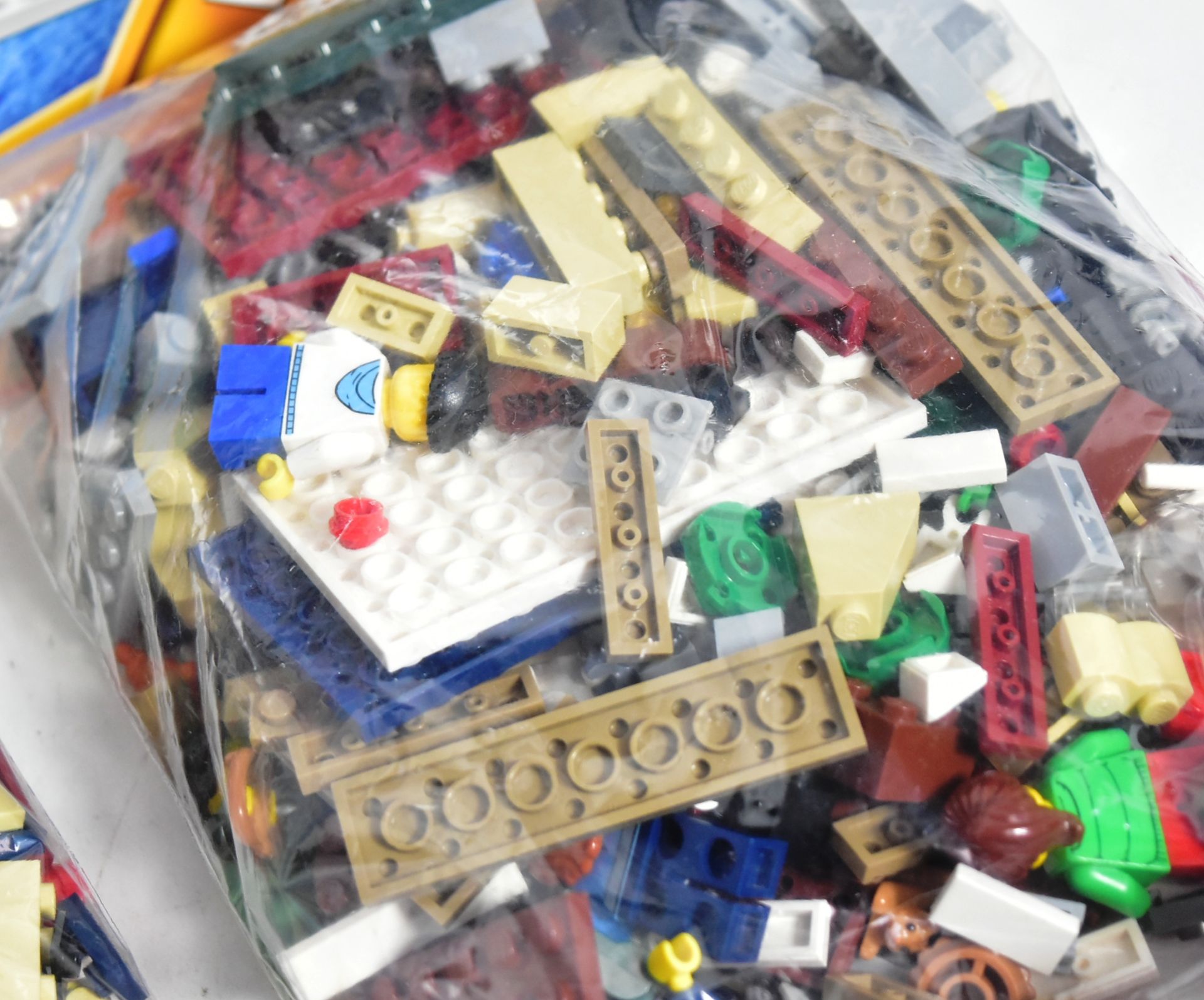 LEGO - CREATOR - 10235 - WINTER VILLAGE MARKET - Bild 4 aus 5