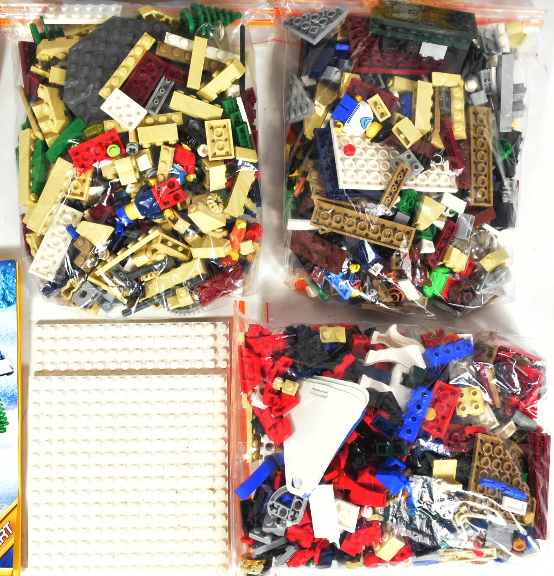 LEGO - CREATOR - 10235 - WINTER VILLAGE MARKET - Image 2 of 5