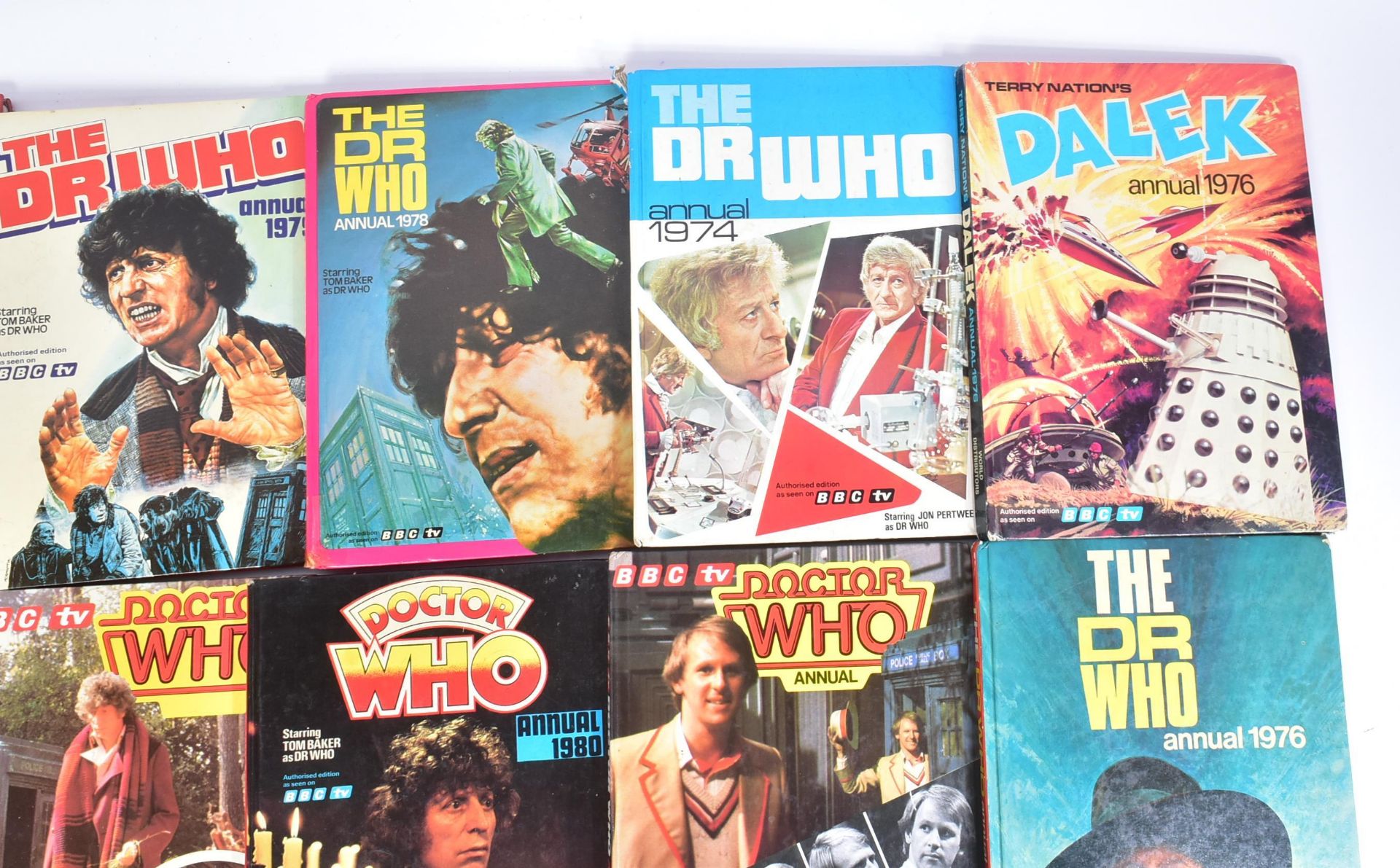 DOCTOR WHO - COLLECTION OF VINTAGE ANNUALS - Image 3 of 5