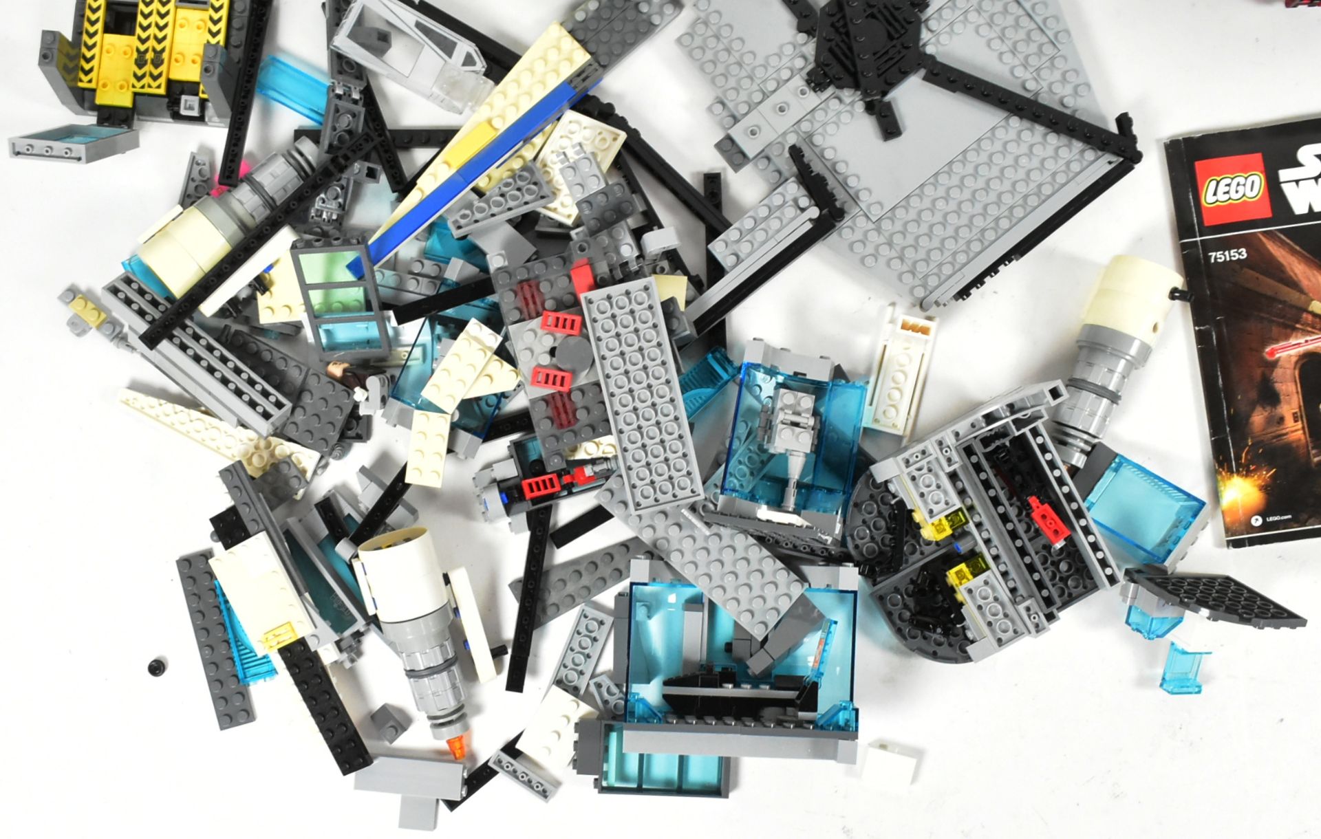 LEGO - LOOSE BRICKS & MINIFIGURES - Image 10 of 11