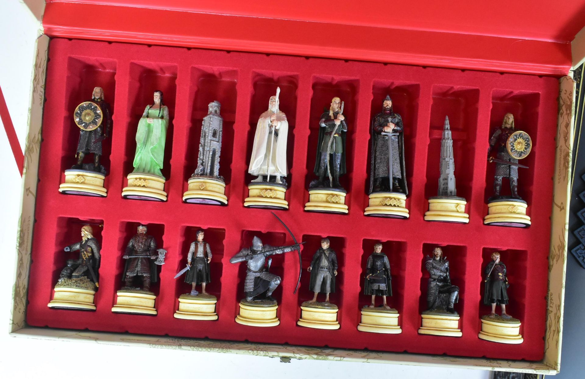 LORD OF THE RINGS - EAGLEMOSS CHESS SET PIECES & BOARD - Image 4 of 8