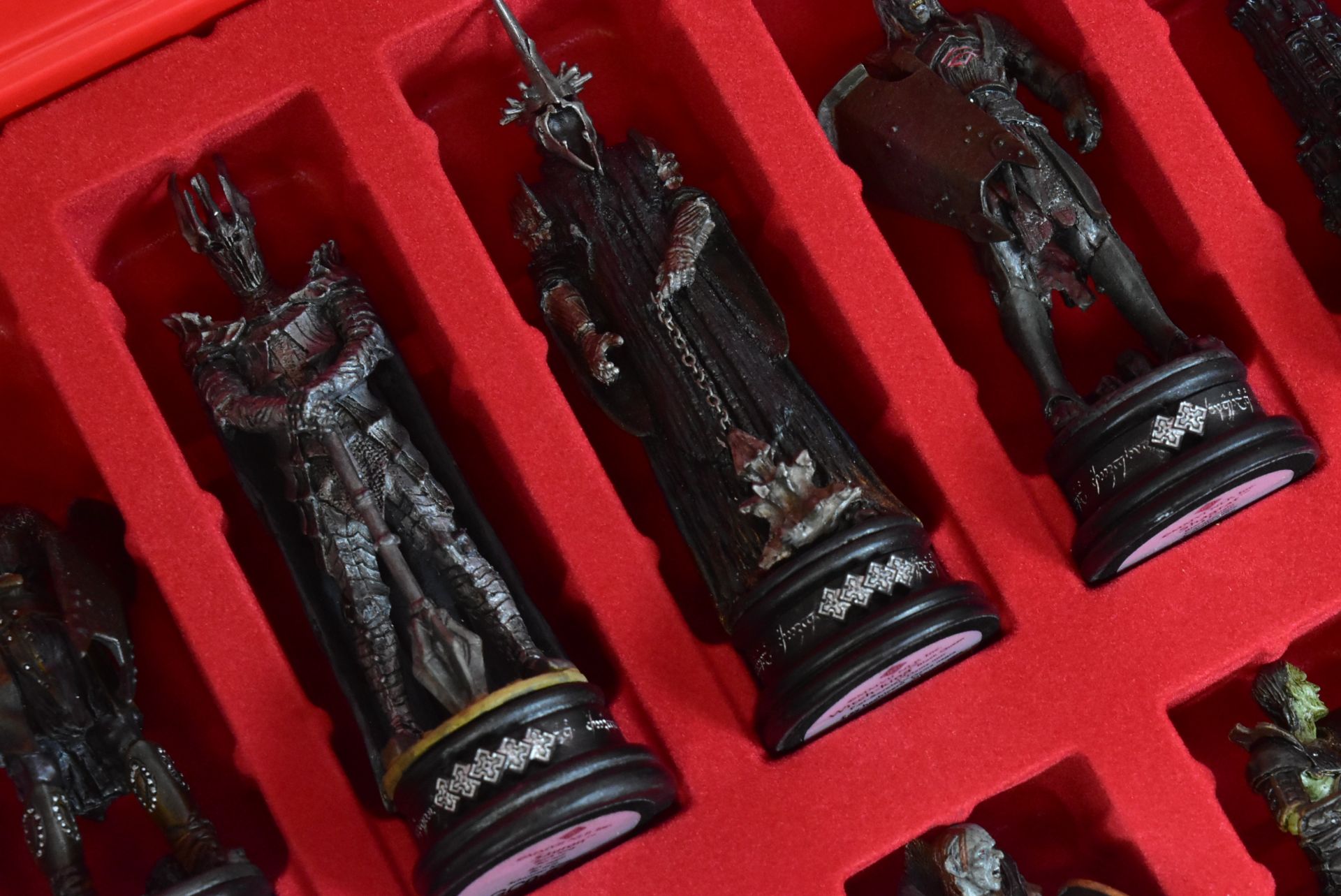 LORD OF THE RINGS - EAGLEMOSS CHESS SET PIECES & BOARD - Image 6 of 8