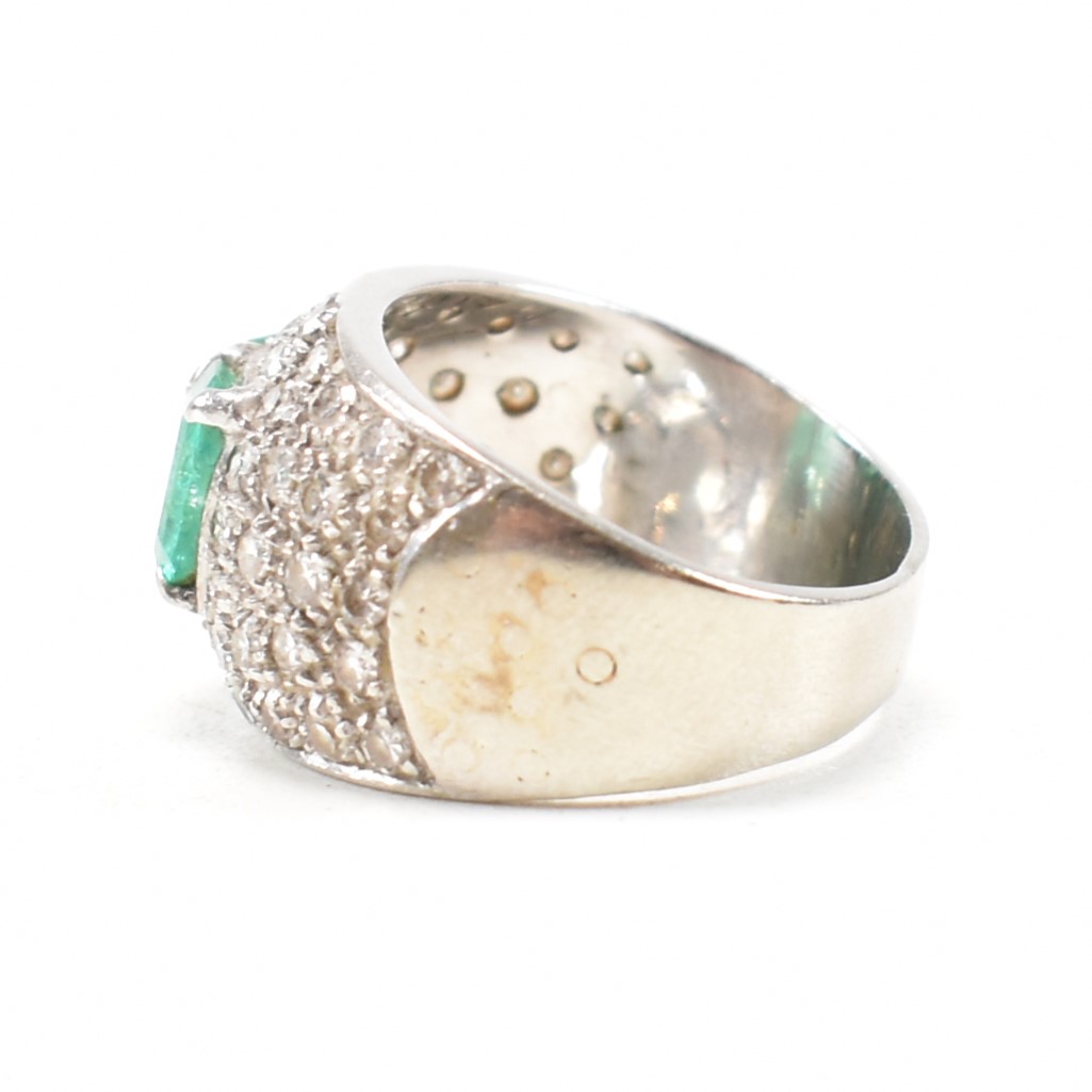 RETRO EMERALD & DIAMOND WHITE METAL CLUSTER RING - Image 3 of 6