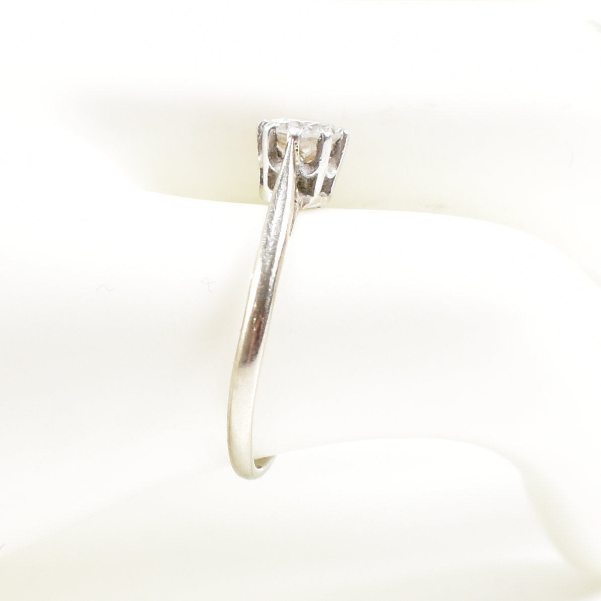 18CT GOLD PLATINUM & DIAMOND SOLITAIRE RING - Image 10 of 10