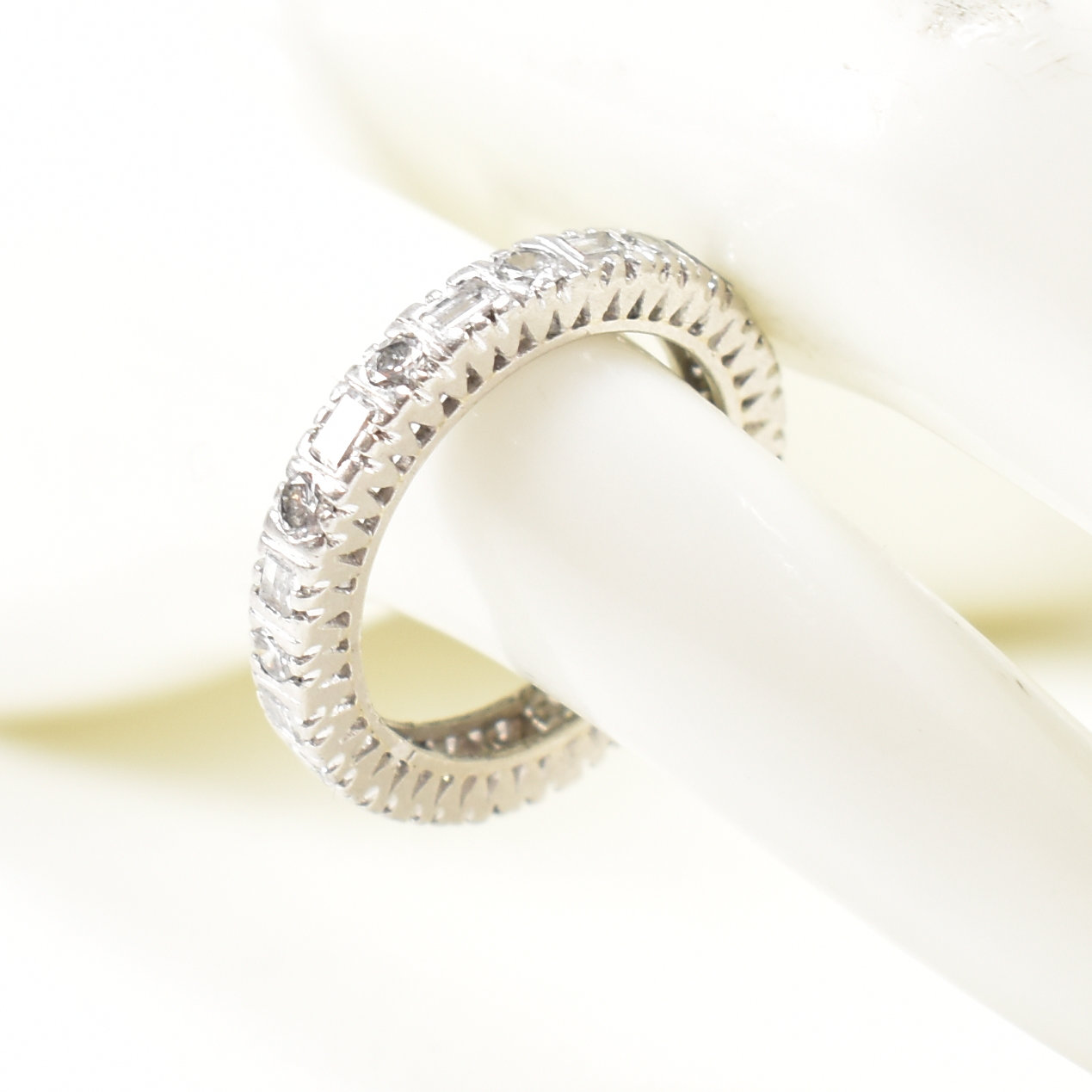 18CT WHITE GOLD & DIAMOND FULL ETERNITY RING - Image 7 of 9