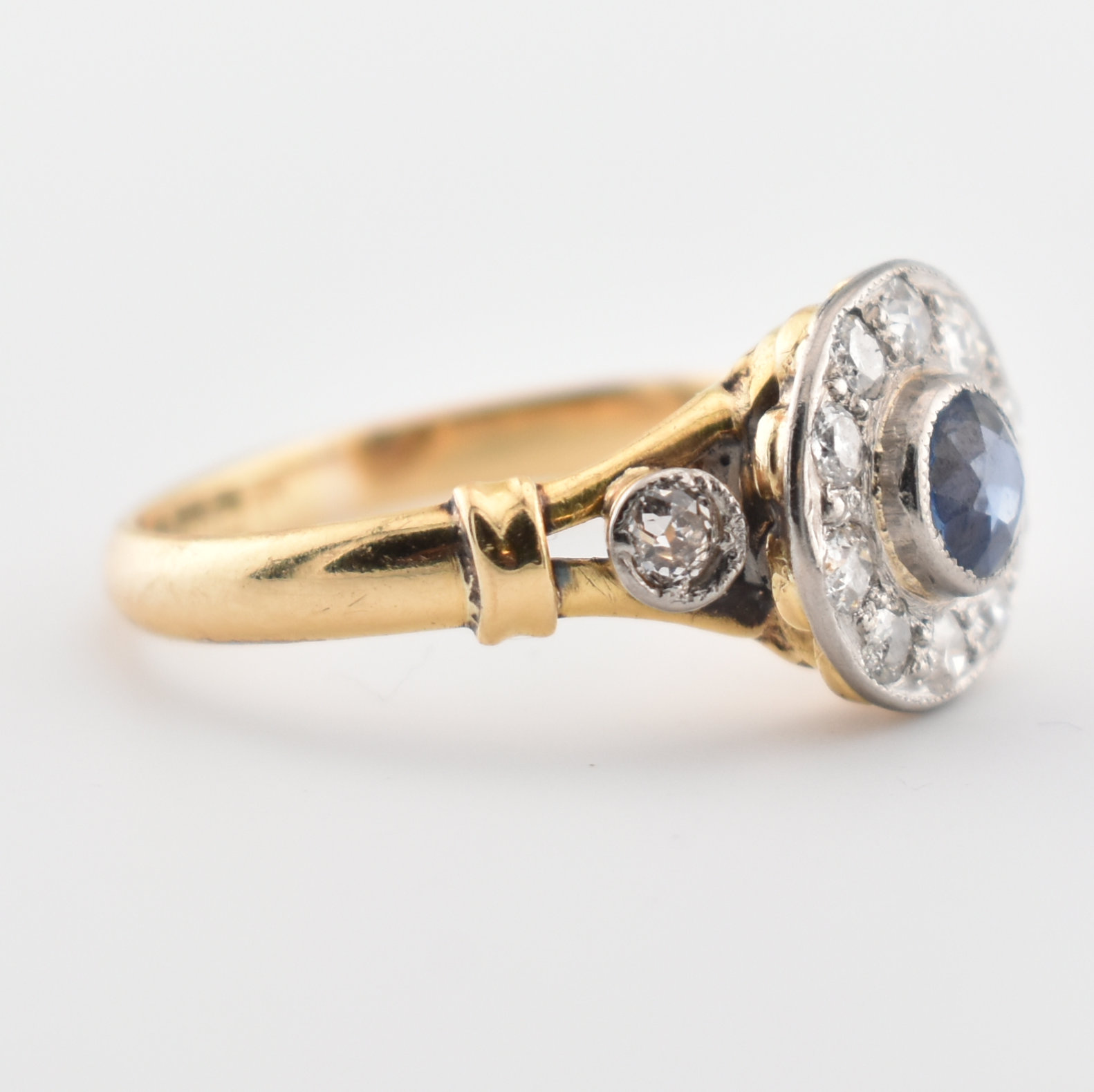 HALLMARKED 18CT GOLD SAPPHIRE & DIAMOND CLUSTER RING - Image 3 of 5