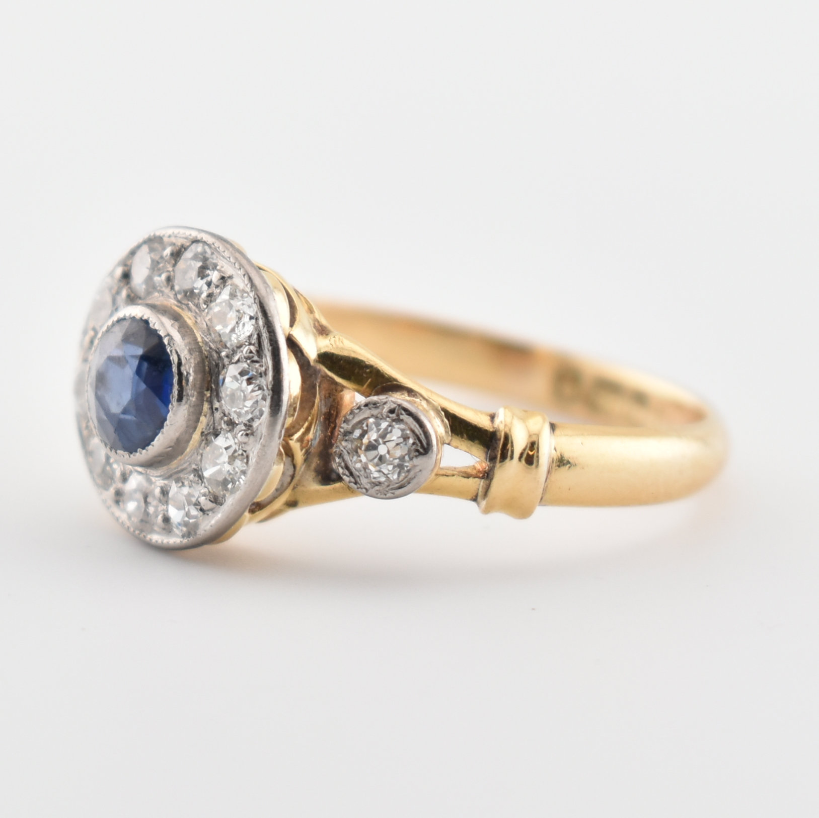 HALLMARKED 18CT GOLD SAPPHIRE & DIAMOND CLUSTER RING - Image 2 of 5