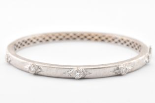 18CT WHITE GOLD & DIAMOND HINGED BANGLE