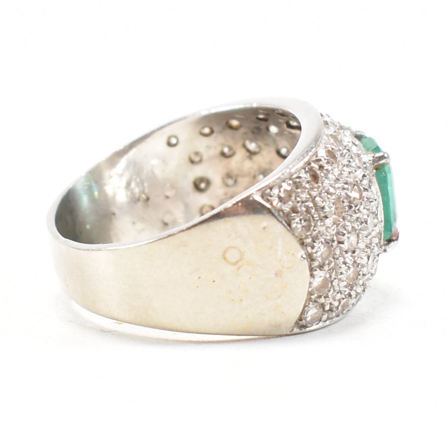 RETRO EMERALD & DIAMOND WHITE METAL CLUSTER RING - Image 2 of 6