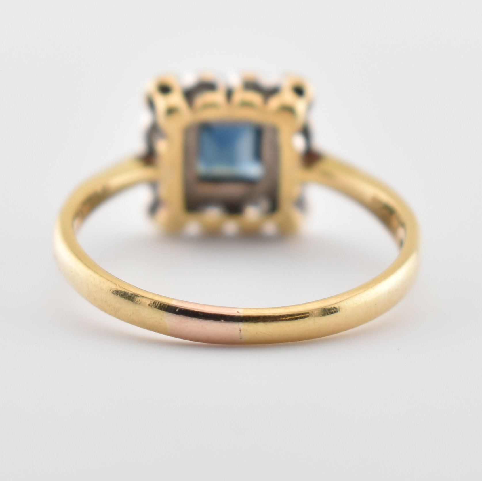 18CT GOLD PLATINUM SAPPHIRE & DIAMON CLUSTER RING - Image 5 of 5