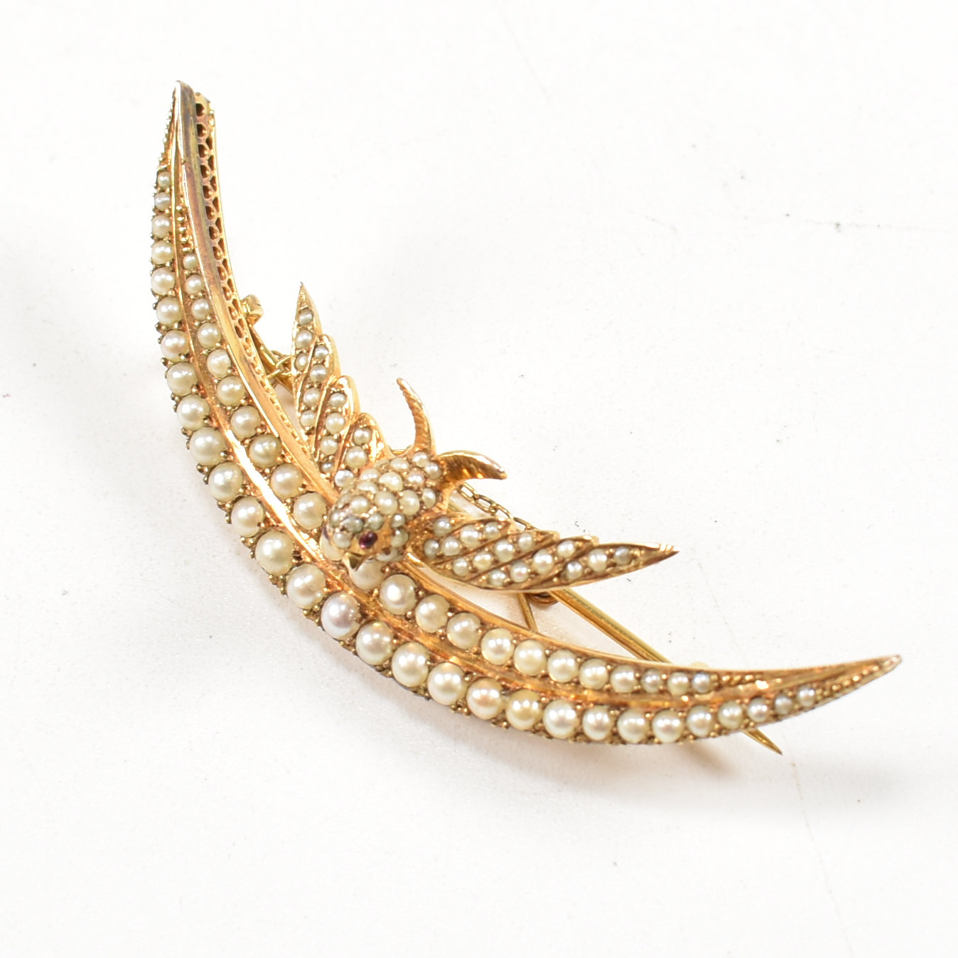 19TH CENTURY 15CT GOLD SWALLOW & CRESCENT BROOCH PIN - Image 2 of 8