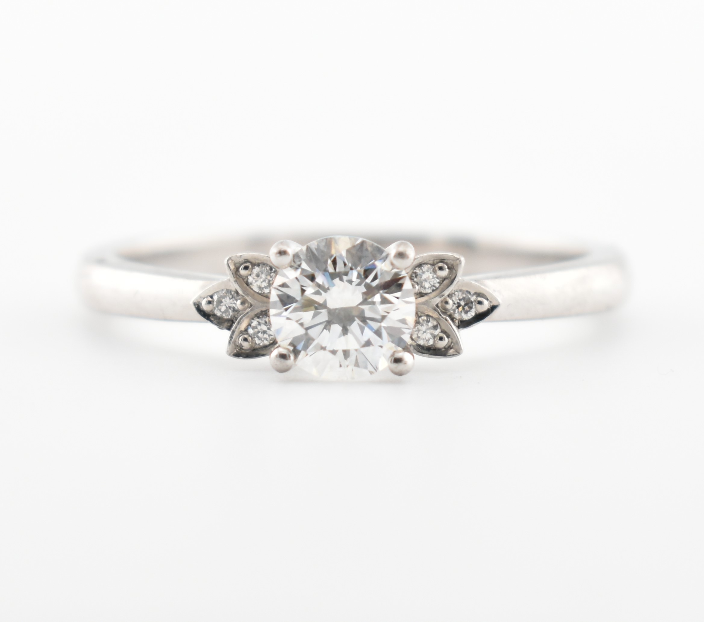 HALLMARKED 950 PLATINUM & DIAMOND SOLITAIRE RING