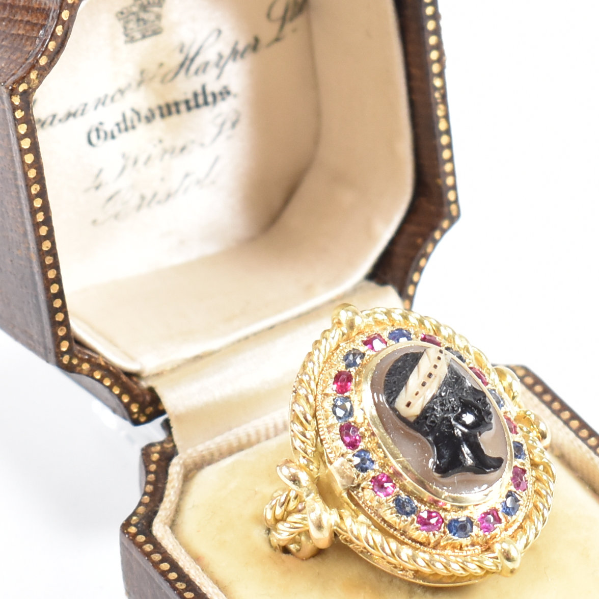 18CT GOLD BLACKAMOOR AGATE CAMEO RUBY & SAPPHIRE RING - Image 3 of 8