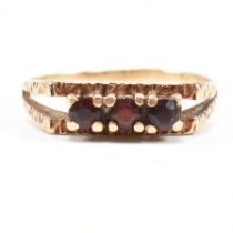 1970S GOLD & GARNET THREE STONE RING