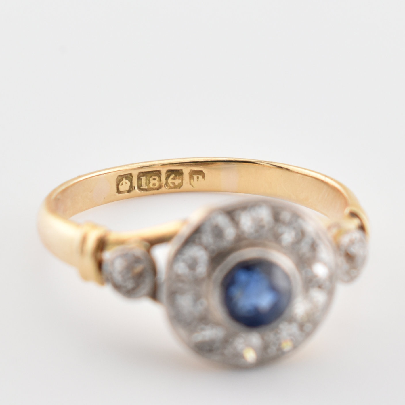 HALLMARKED 18CT GOLD SAPPHIRE & DIAMOND CLUSTER RING - Image 4 of 5