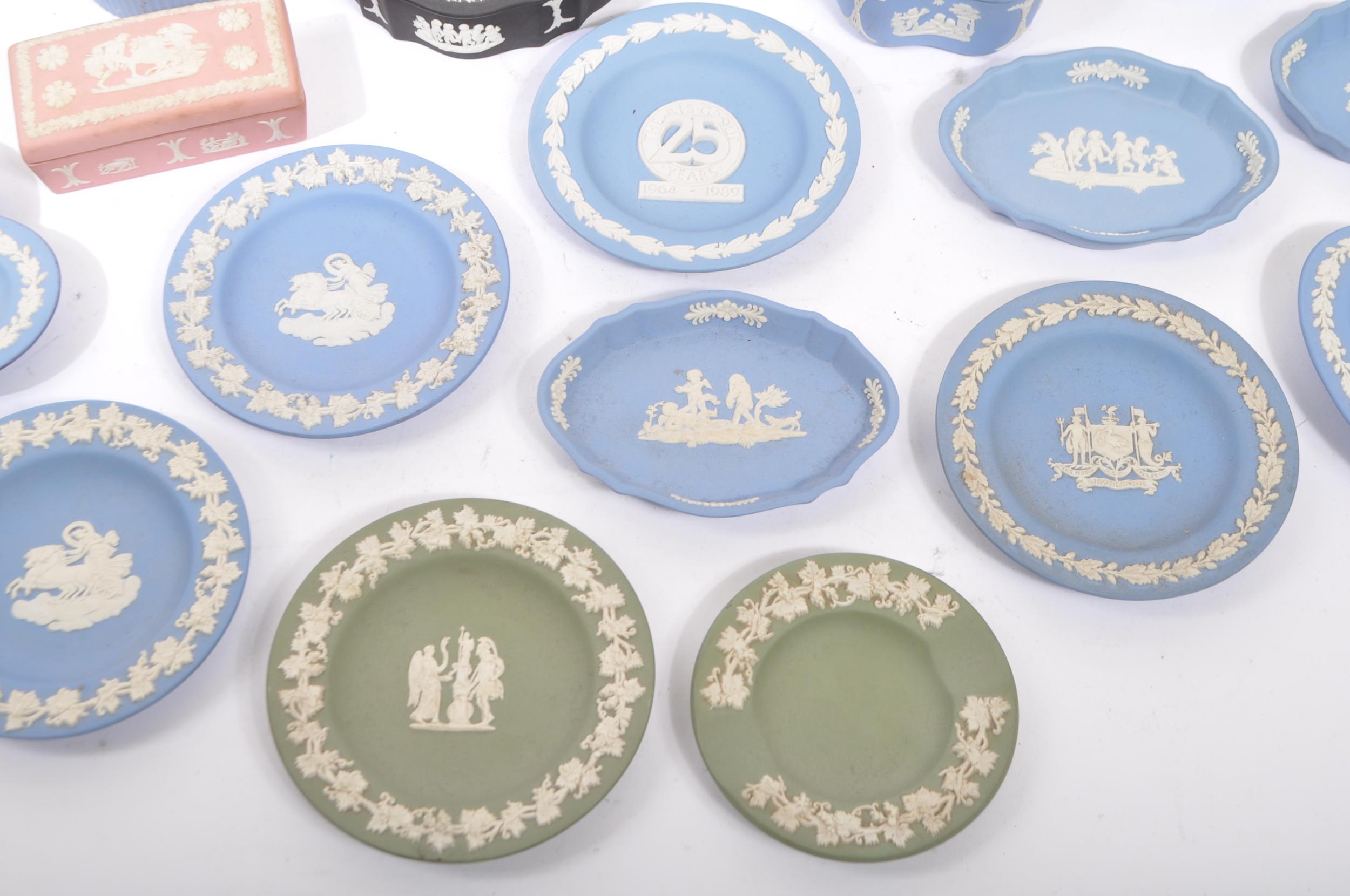 LARGE COLLECTION OF WEDGWOOD JASPERWARE PORCELAIN - Image 5 of 6