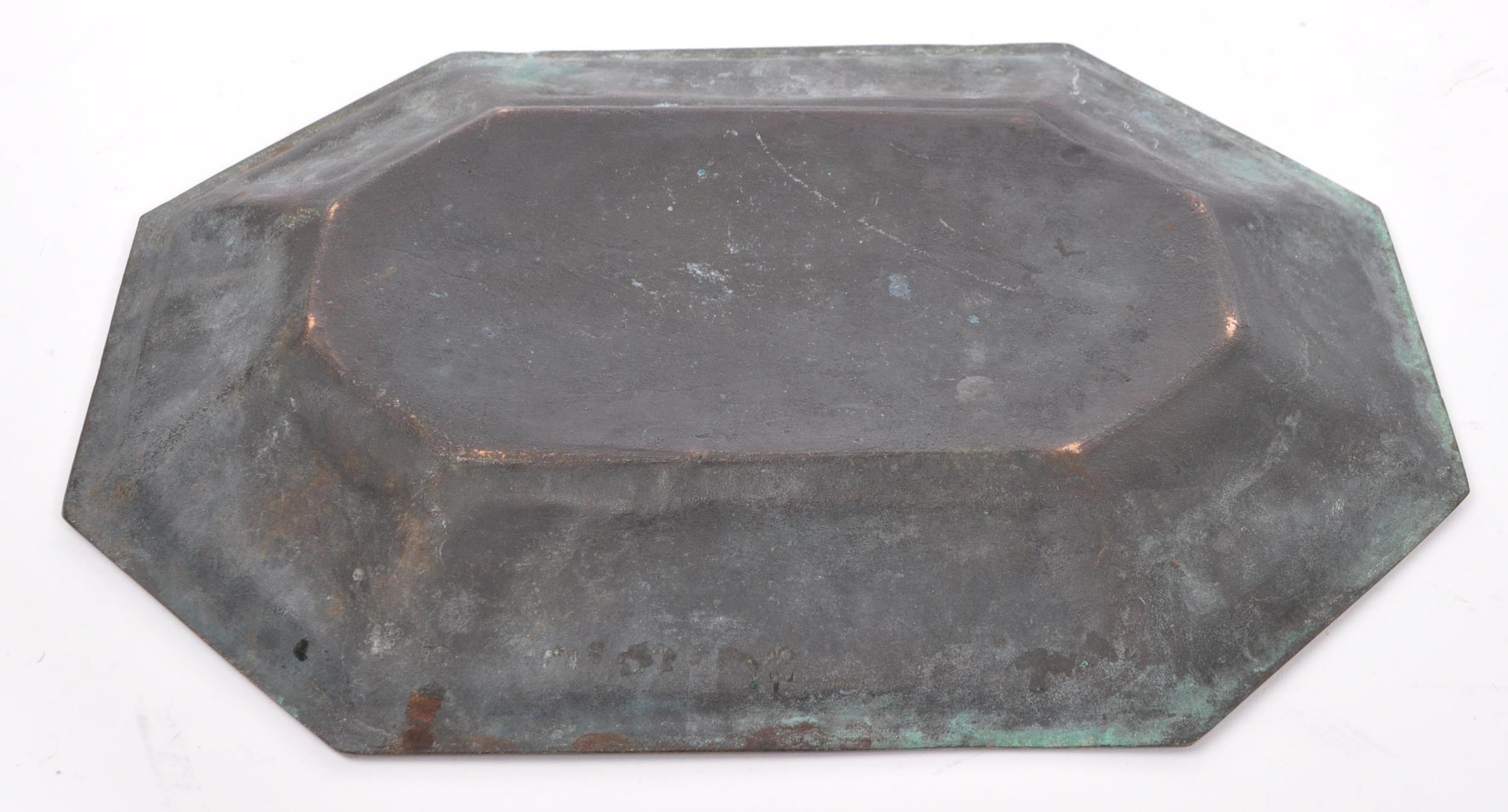 19TH CENTURY HEXADIX BRONZE TRAY WITH SCROLLWORK DETAILING - Image 4 of 4