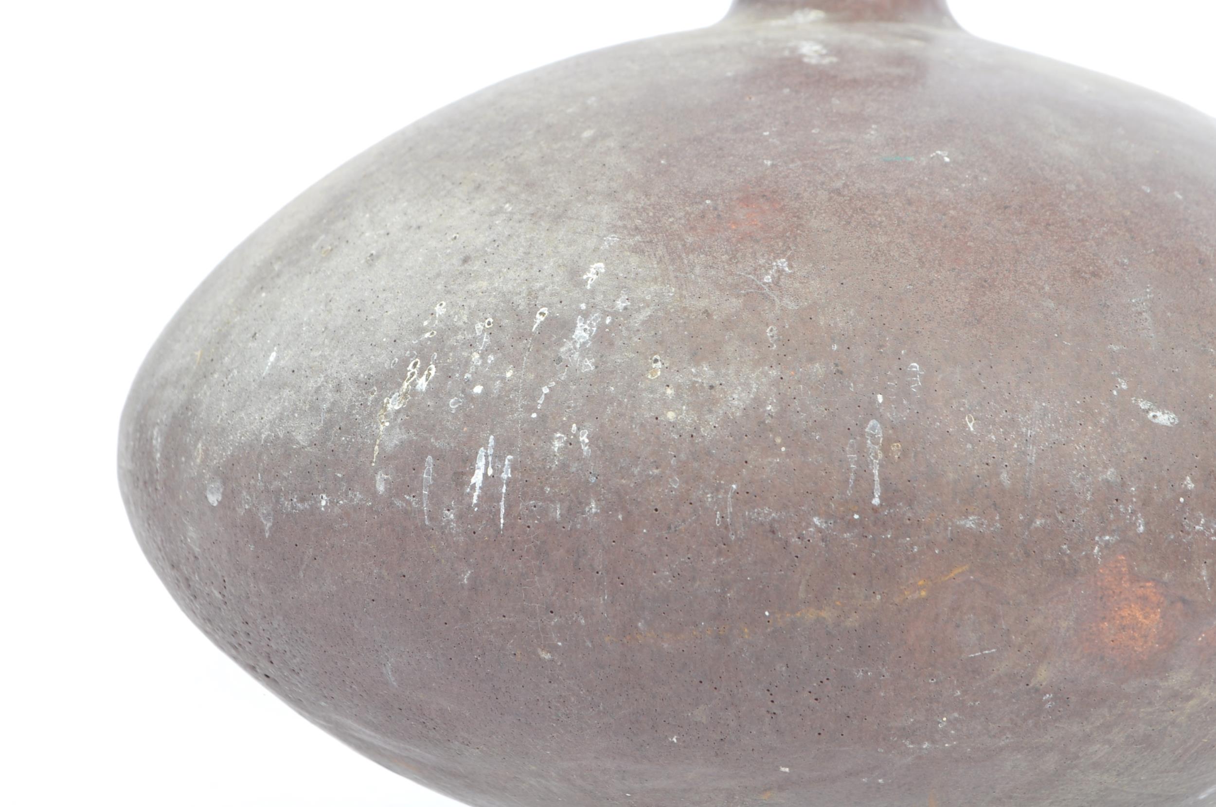 LARGE 20TH CENTURY STUDIO POTTERY SQUAT BULBOUS VASE - Image 4 of 5