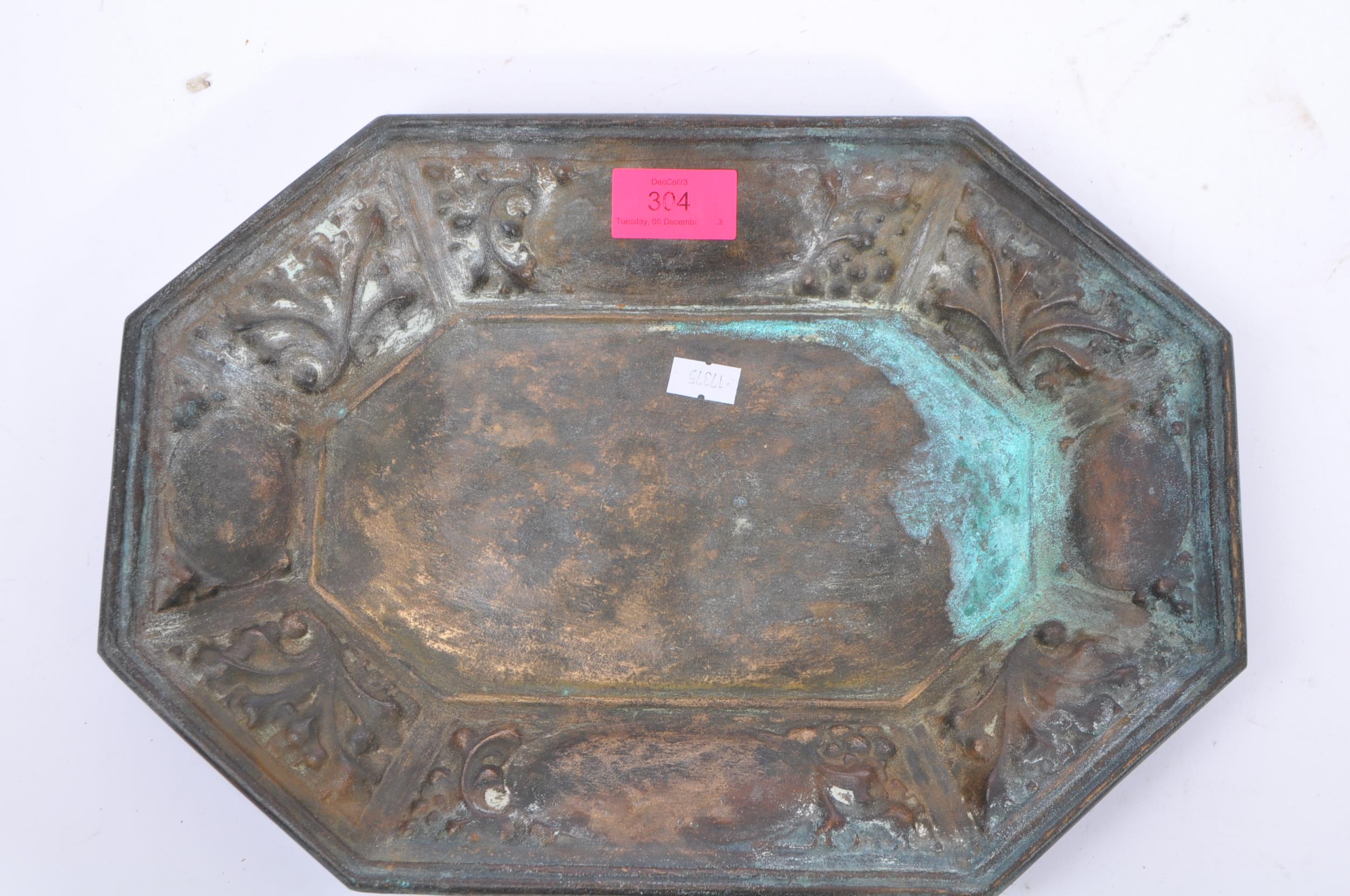 19TH CENTURY HEXADIX BRONZE TRAY WITH SCROLLWORK DETAILING - Image 3 of 4