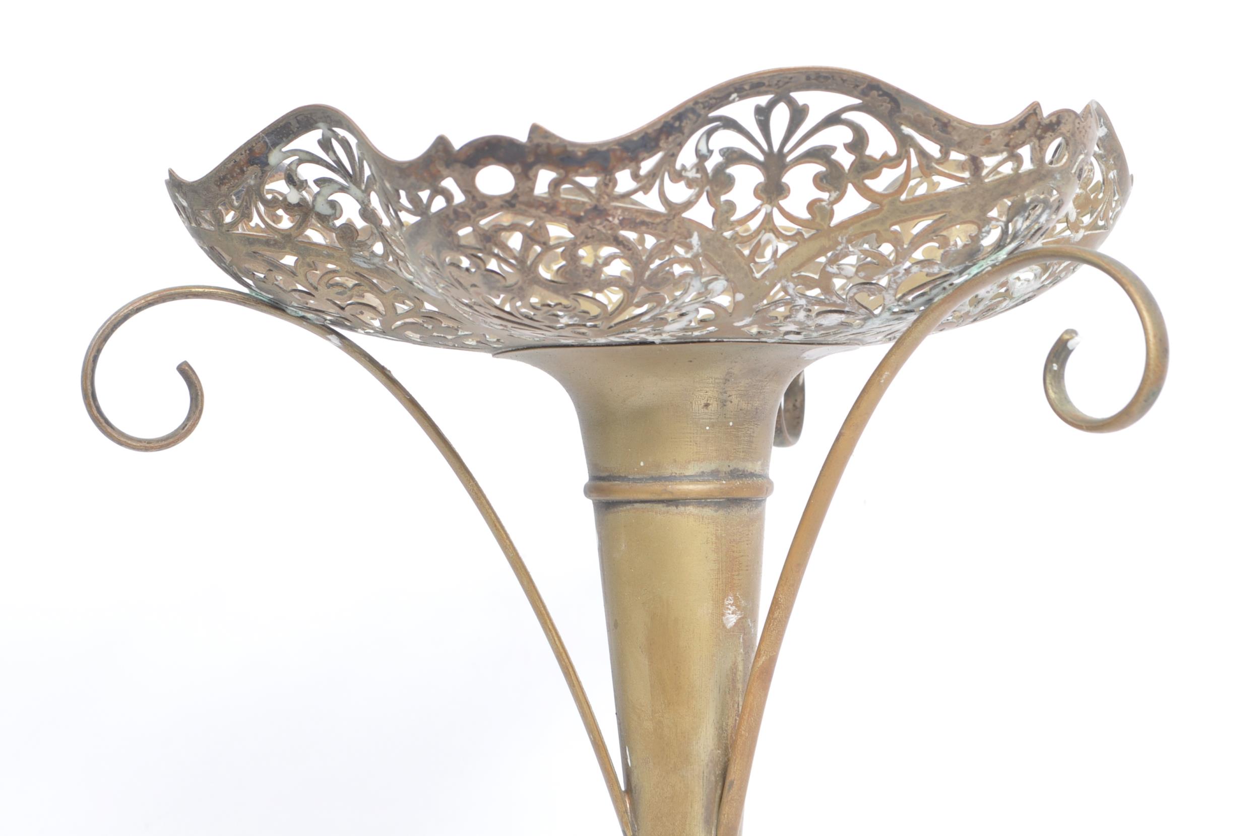 19TH CENTURY VICTORIAN BRASS CENTREPIECE TAZZA STAND - Image 4 of 7