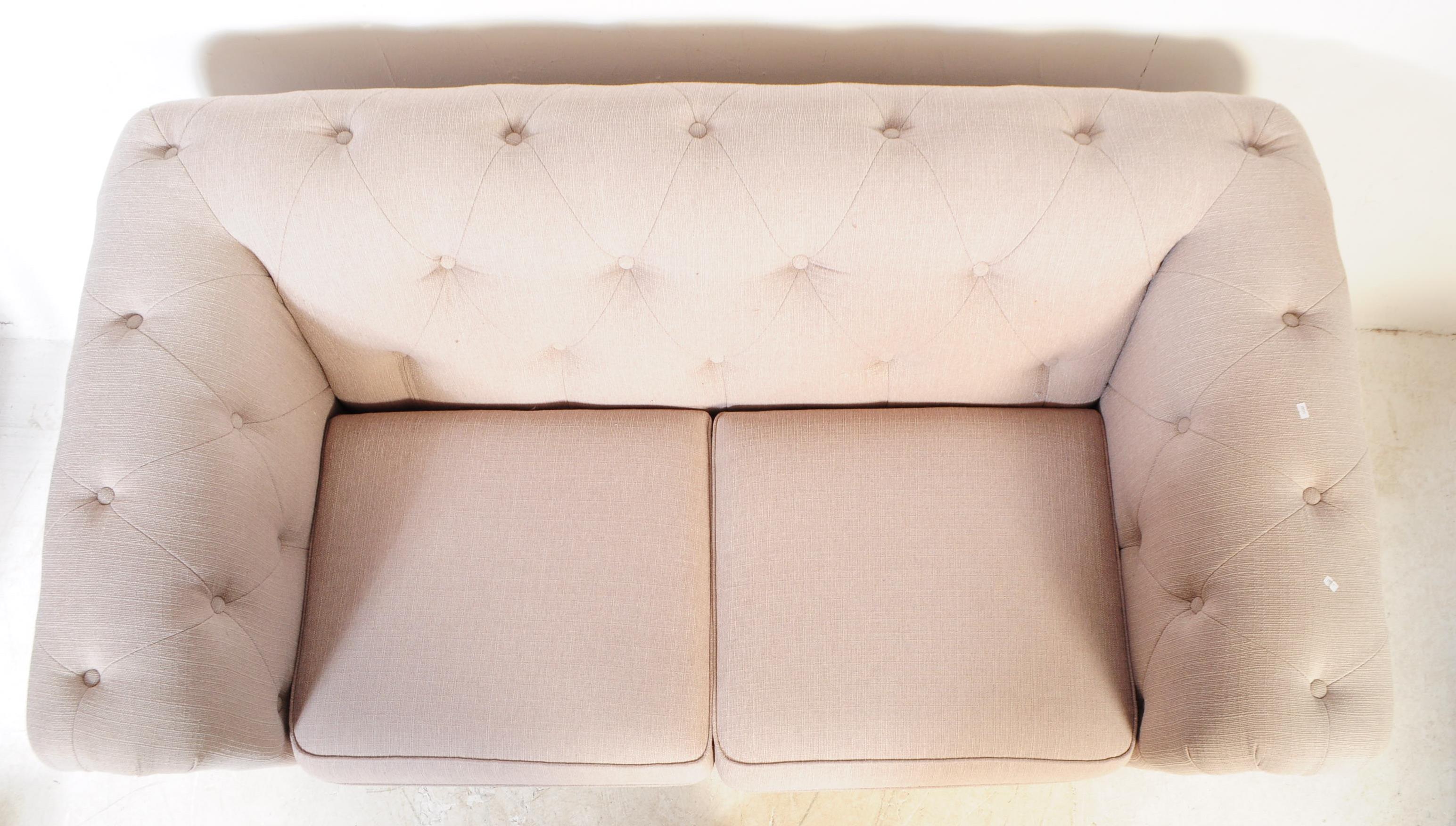 CONTEMPORARY CHESTERFIELD TWO SEATER SOFA SETTEE - Image 3 of 5