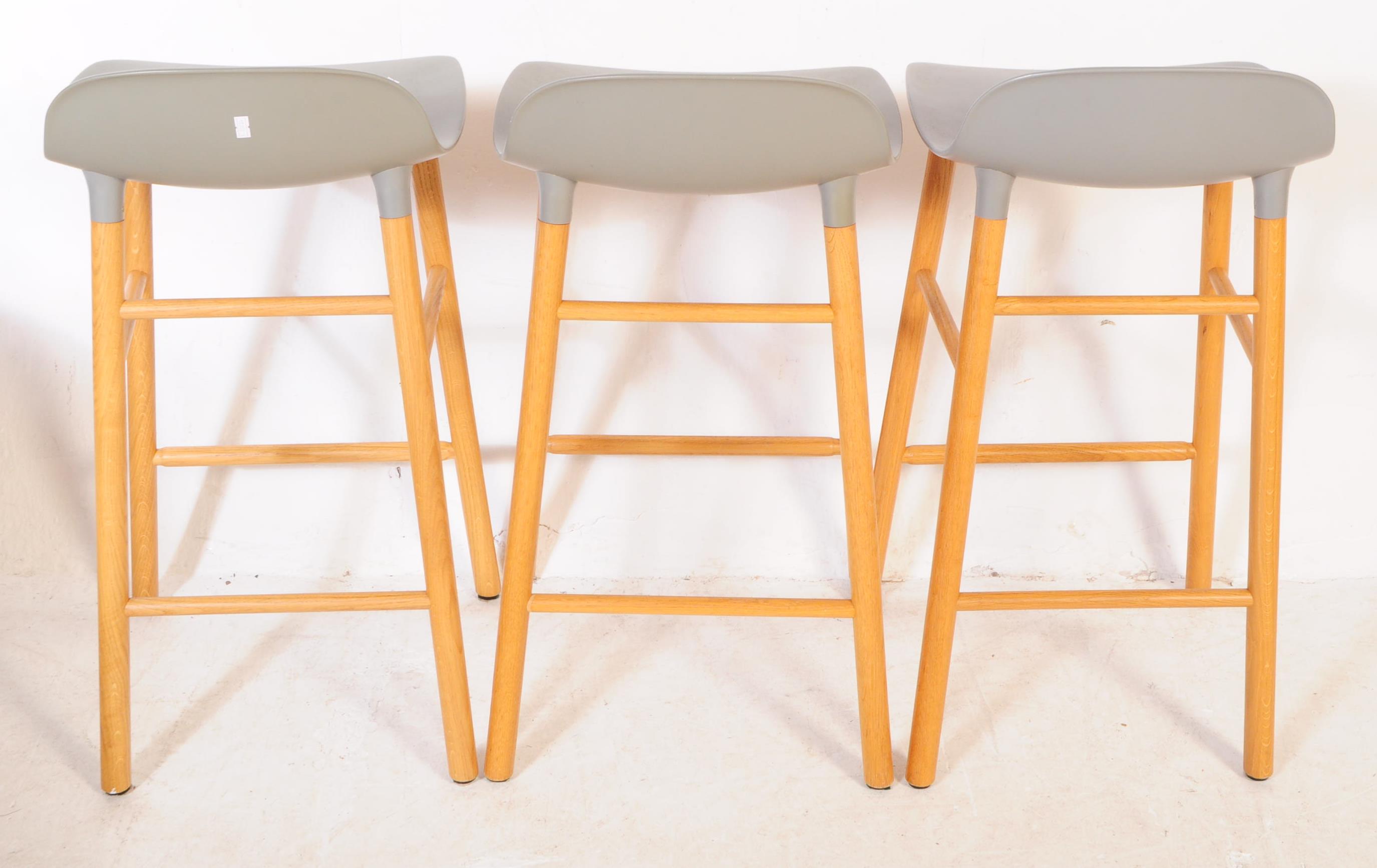 SET OF THREE MODERNIST / CONTEMPORARY KITCHEN BAR STOOLS - Image 4 of 4
