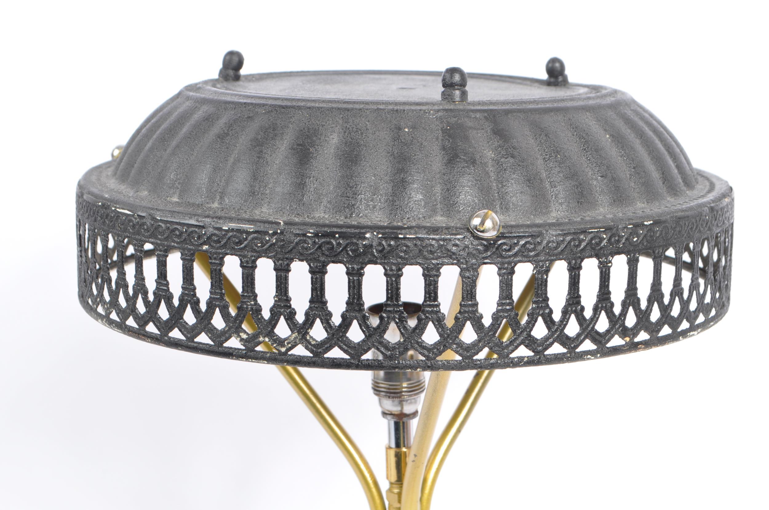 LATER 20TH CENTURY BRASS TRIPOD TABLE LAMP - Image 3 of 5