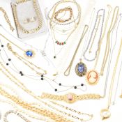 ASSORTED GOLD & SILVER TONE VINTAGE COSTUME JEWELLERY