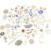 COLLECTION OF BROOCHES & STICK PINS