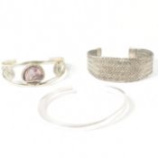 COLLECTION OF 925 SILVER & WHITE METAL BANGLES