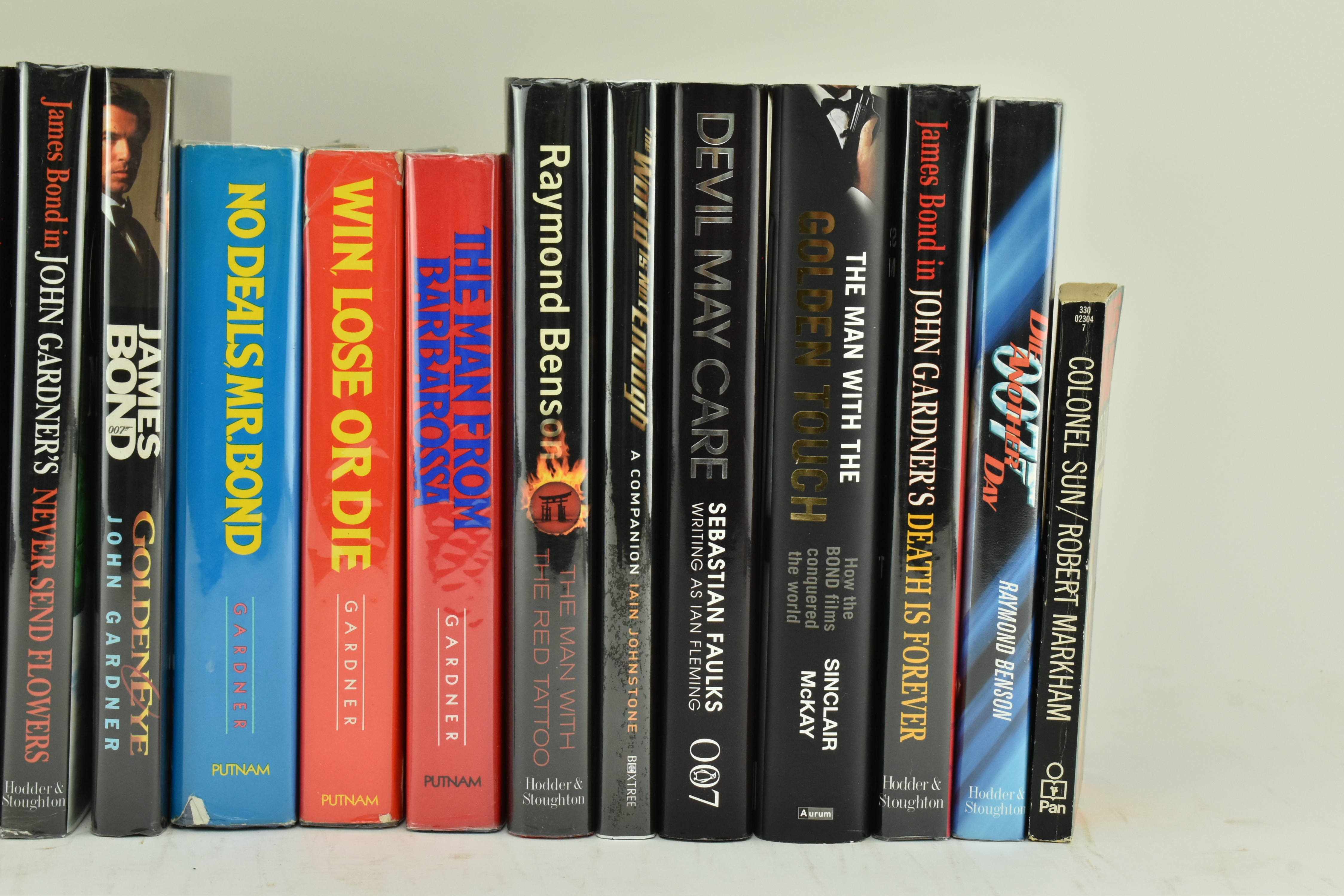 JAMES BOND NOVELS AFTER IAN FLEMING. COLLECTION OF 20 BOOKS - Bild 3 aus 10