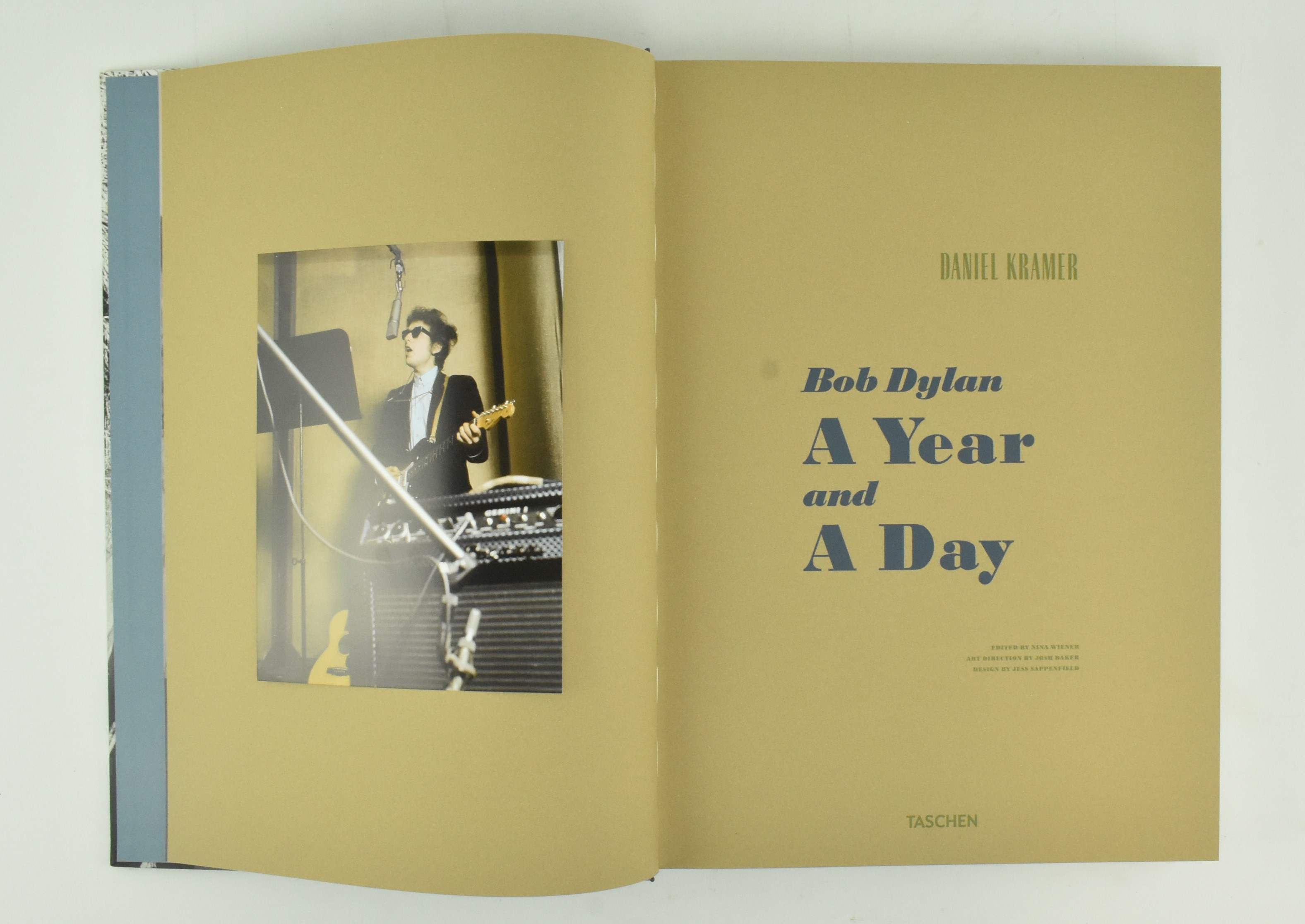BOB DYLAN A YEAR AND A DAY. SIGNED LIMD EDITION BY DANIEL KRAMER - Image 4 of 11