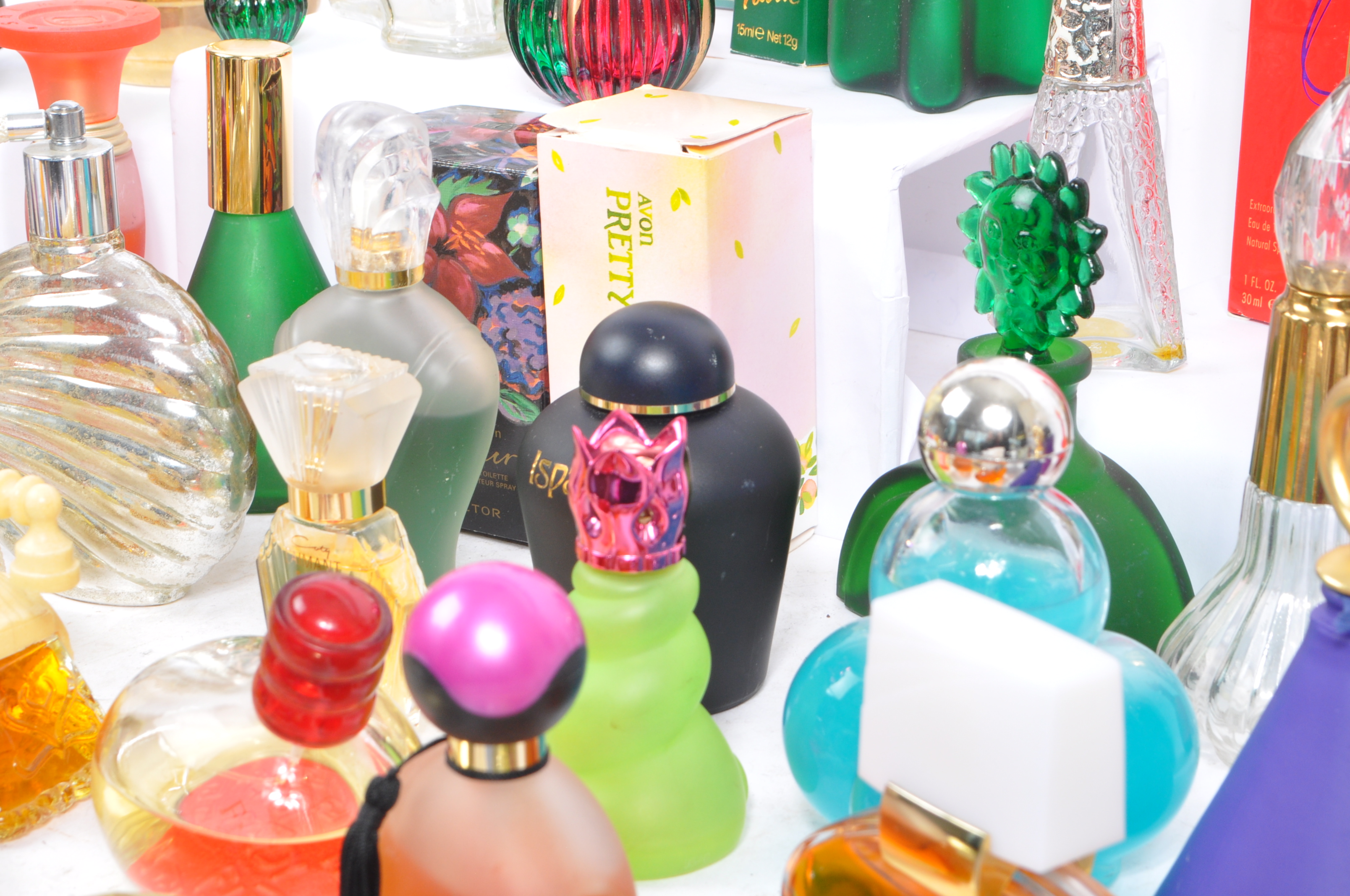 LARGE COLLECTION OF 20TH CENTURY PERFUME AND BOTTLES - Image 12 of 13