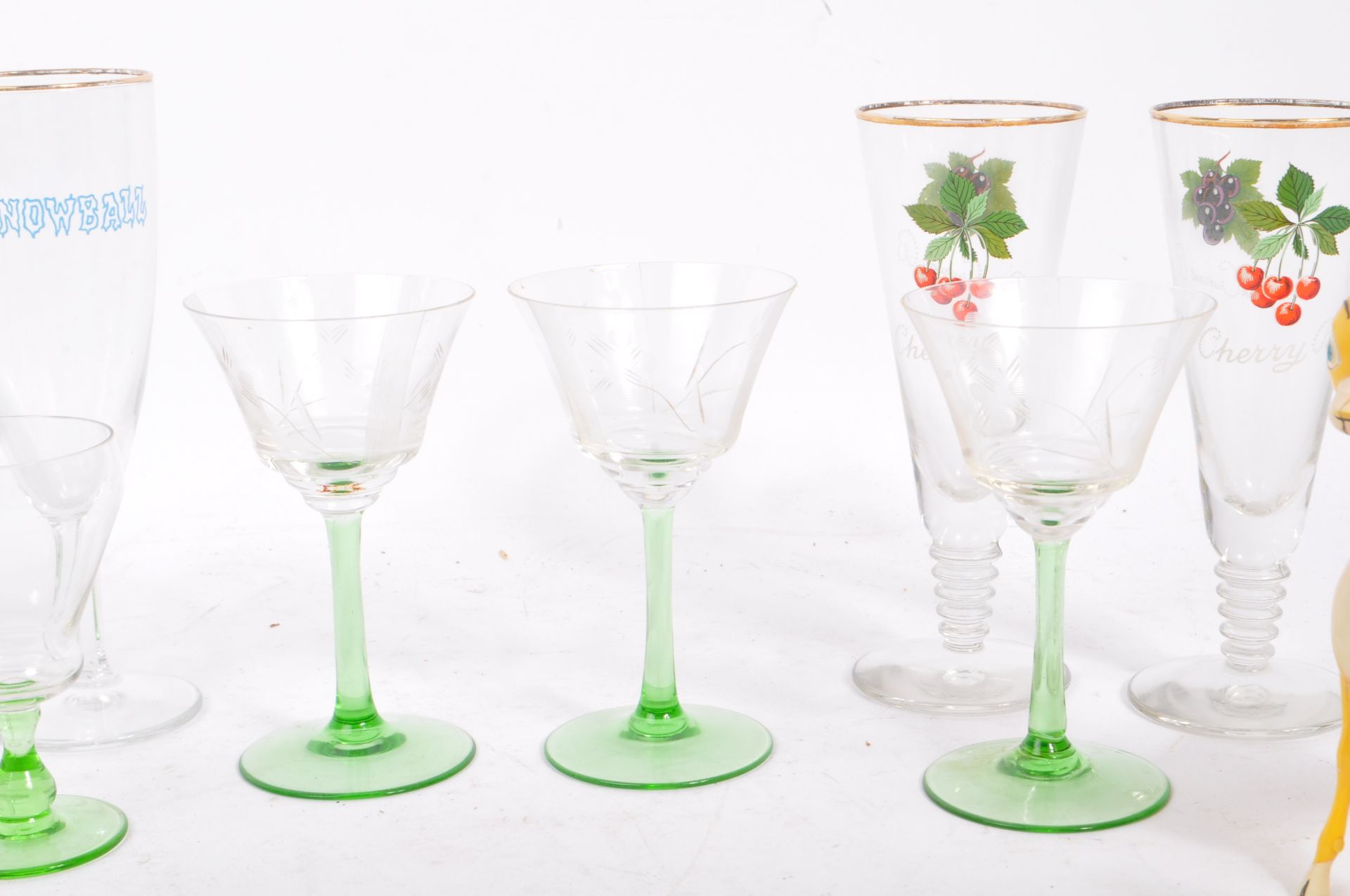 COLLECTION OF VINTAGE BABYCHAM ITEMS & COUPE / LIQUOR GLASSES - Image 5 of 7