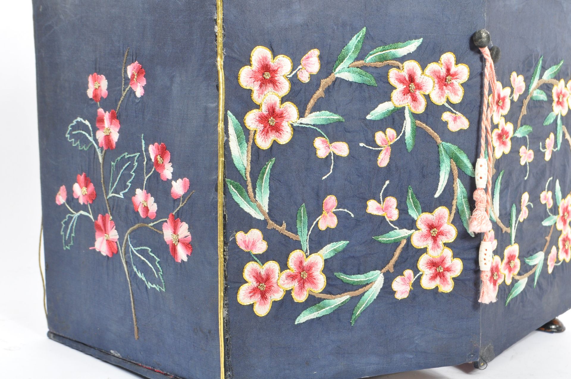 EARLY 20TH CENTURY 1920S CHINESE EMBROIDERED PEKING SEWING BOX - Image 7 of 10