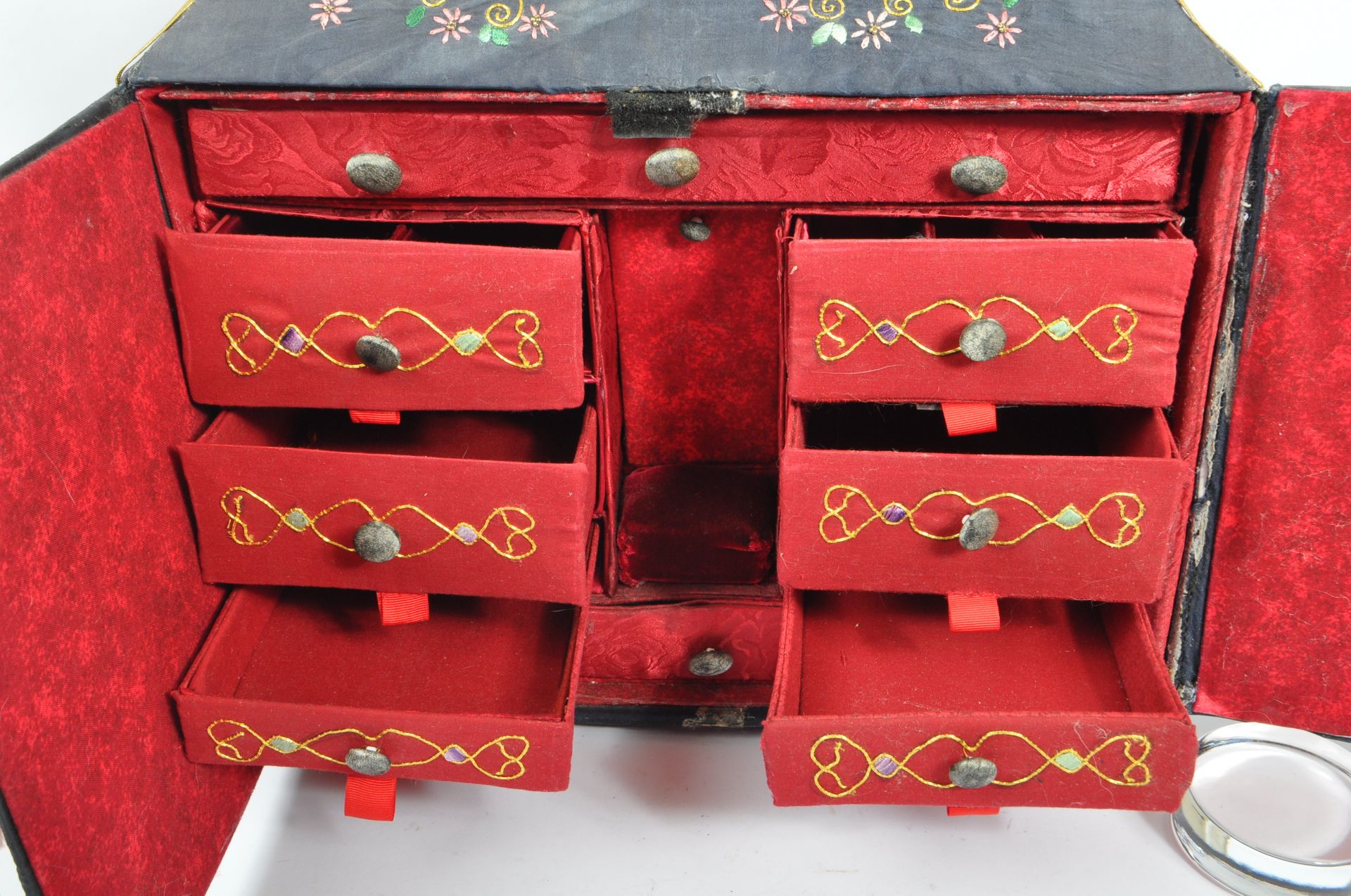 EARLY 20TH CENTURY 1920S CHINESE EMBROIDERED PEKING SEWING BOX - Image 3 of 10