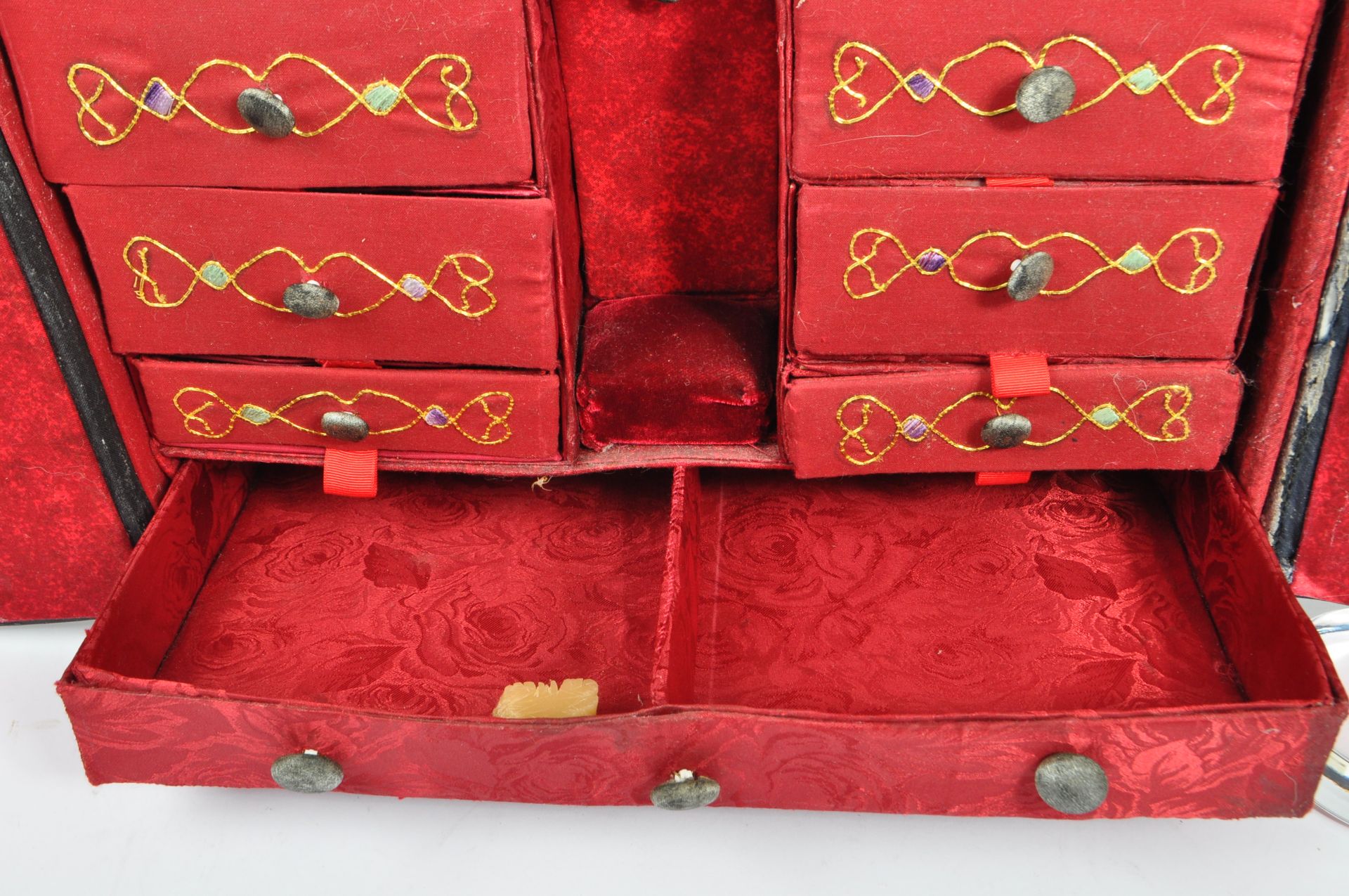 EARLY 20TH CENTURY 1920S CHINESE EMBROIDERED PEKING SEWING BOX - Image 4 of 10