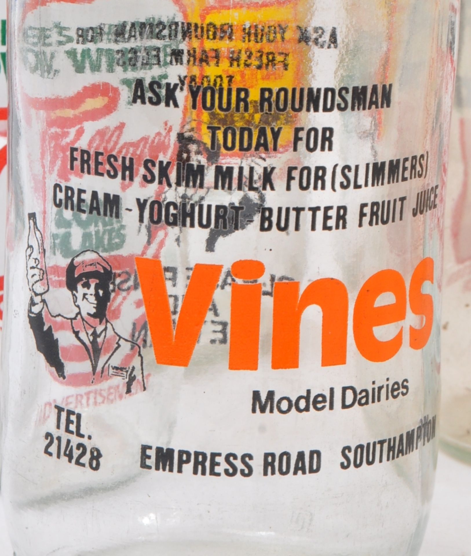 COLLECTION OF VINTAGE 1980S ADVERTISING MILK BOTTLES - Bild 4 aus 9