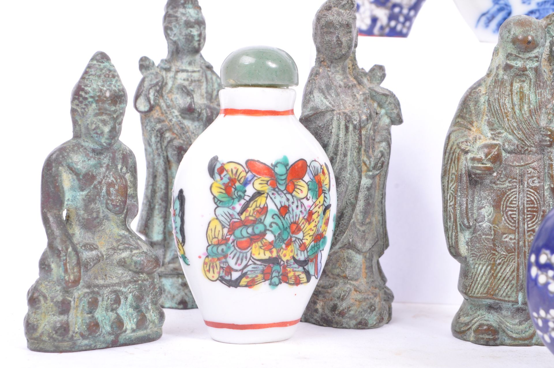 COLLECTION OF CHINESE BRONZE STATUES W/ ASIAN SNUFF BOTTLES - Bild 4 aus 9