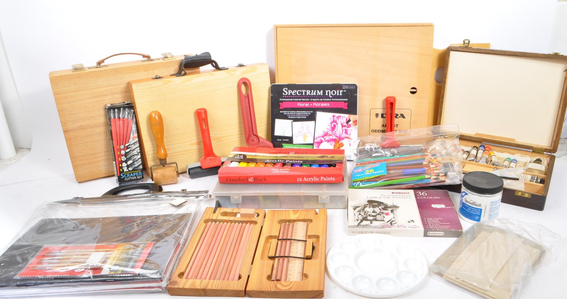 COLLECTION OF ASSORTED ARTS AND CRAFT SUPPLIES