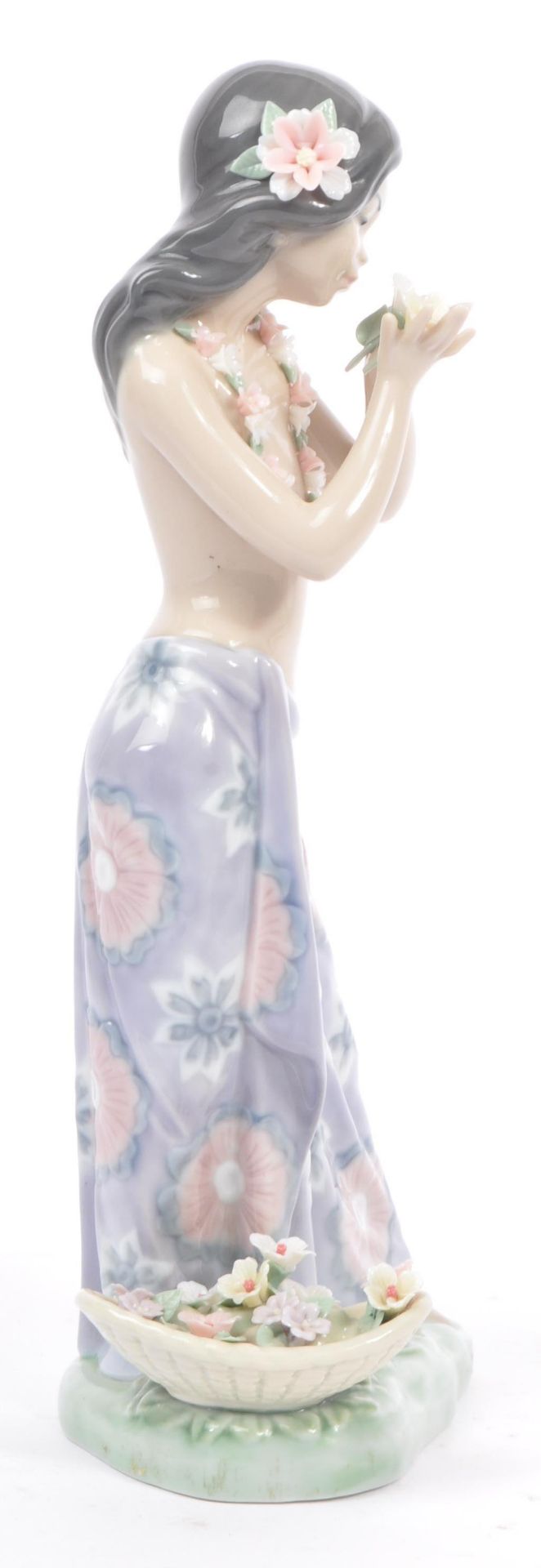 LLADRO - AROMA OF THE ISLAND - 20TH CENTURY PORCELAIN FIGURE - Image 2 of 9