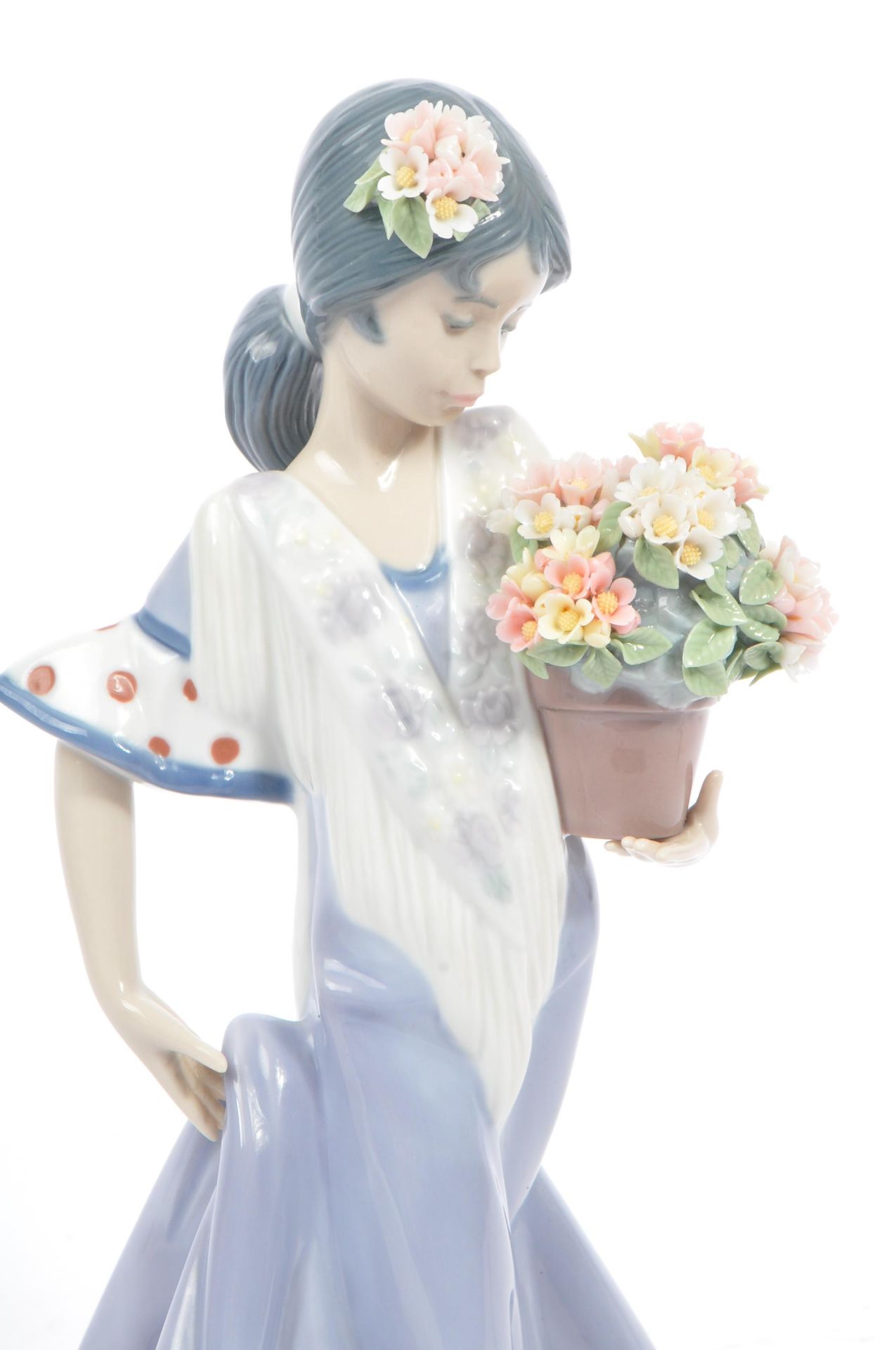 LLADRO - FLORA MARIA - LATE 20TH CENTURY PORCELAIN FIGURE - Image 5 of 8