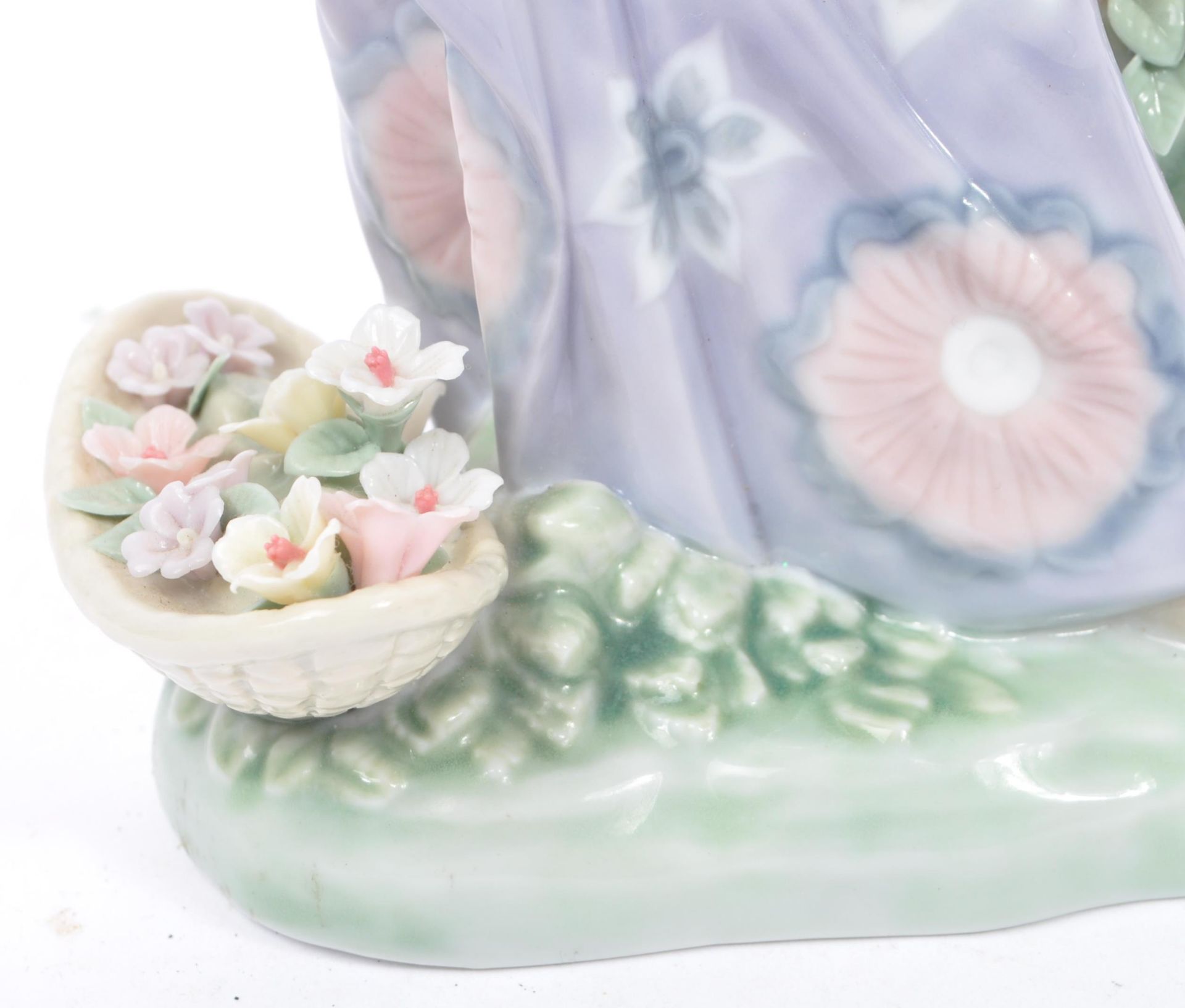 LLADRO - AROMA OF THE ISLAND - 20TH CENTURY PORCELAIN FIGURE - Image 6 of 9