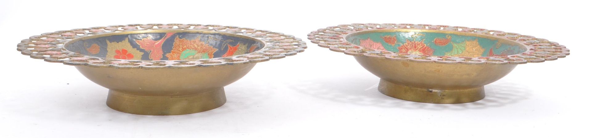 VINTAGE 20TH CENTURY BRASS PAINTED ENAMEL CHARGER & BOWLS - Bild 7 aus 7