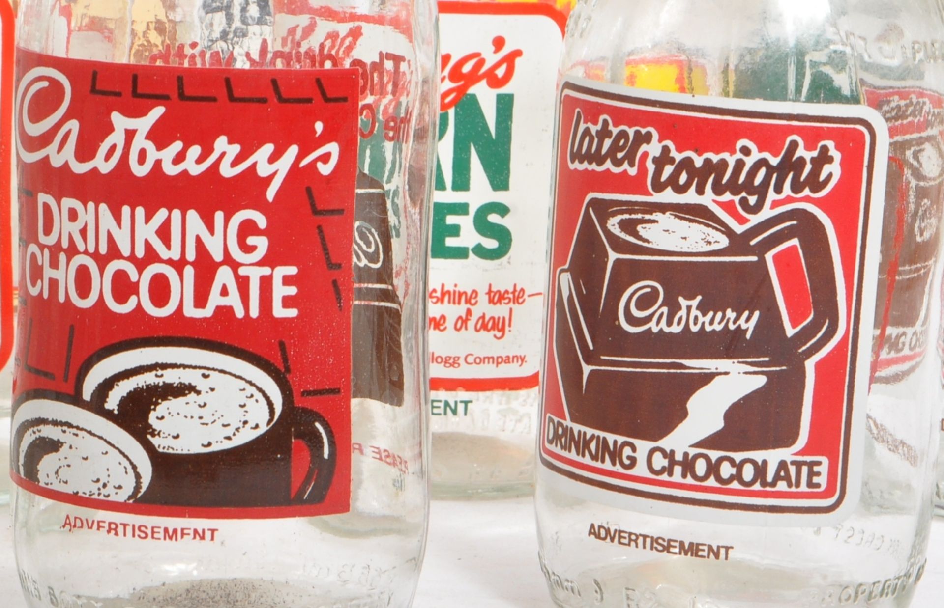 COLLECTION OF VINTAGE 1980S ADVERTISING MILK BOTTLES - Bild 2 aus 9