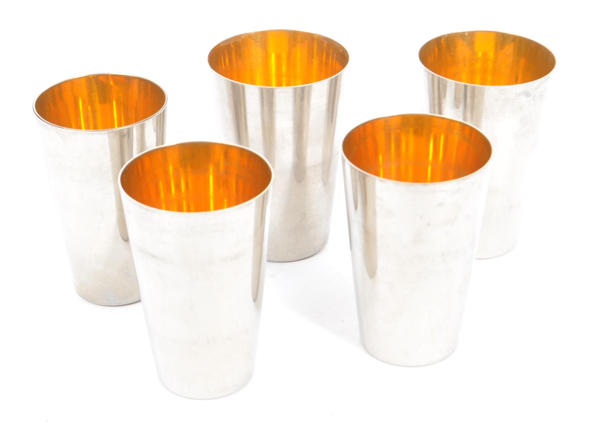 SIX GRADUATING SILVER PLATED TRAVEL CUPS & FLASK - Bild 6 aus 6