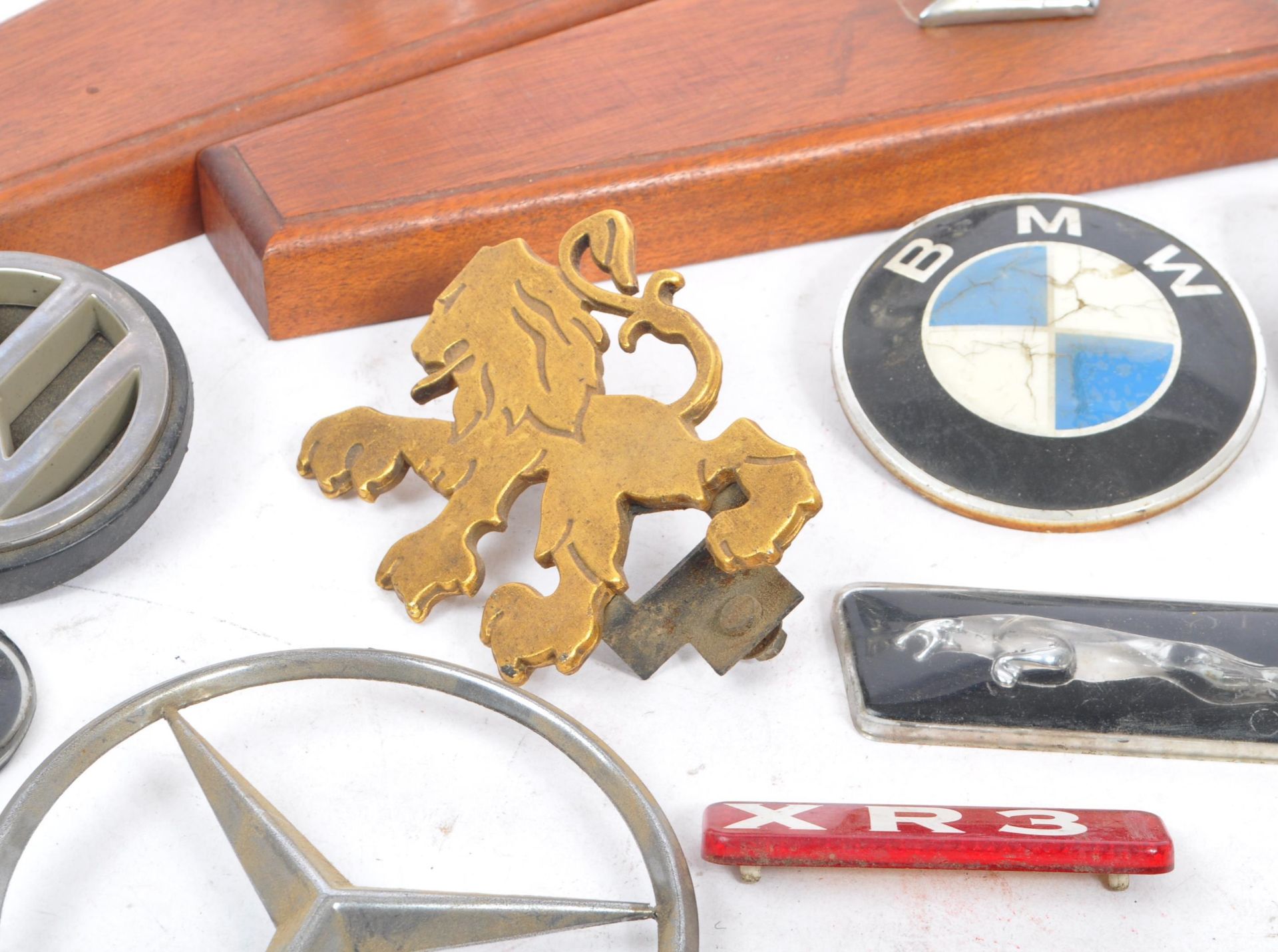 AUTOMOBILIA / MOTORING INTEREST- TWO 1950S CAR MASCOTS / BADGES - Image 4 of 8