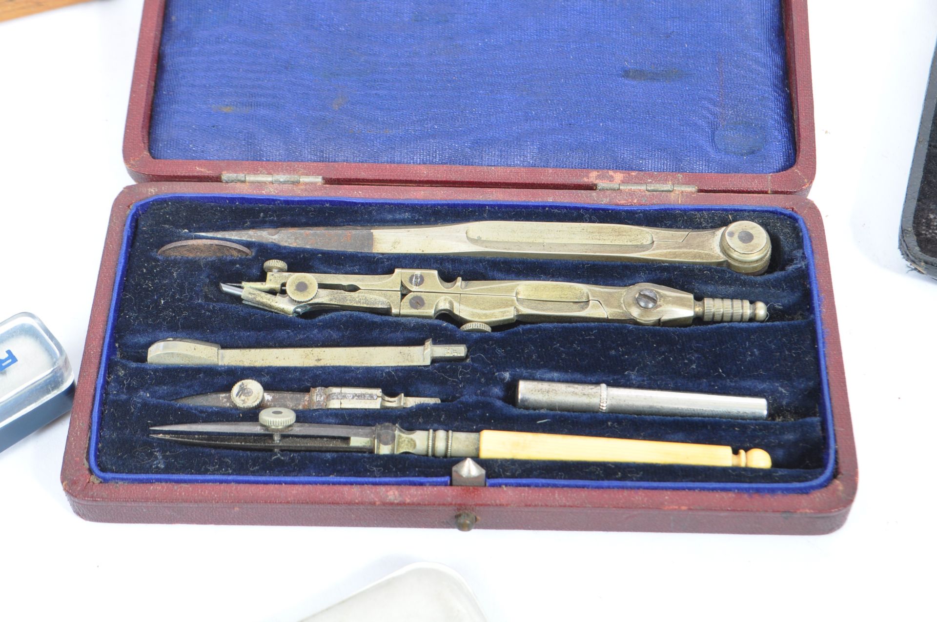 COLLECTION OF CASED DRAFTSMAN'S DRAWING INSTRUMENTS - Bild 4 aus 7
