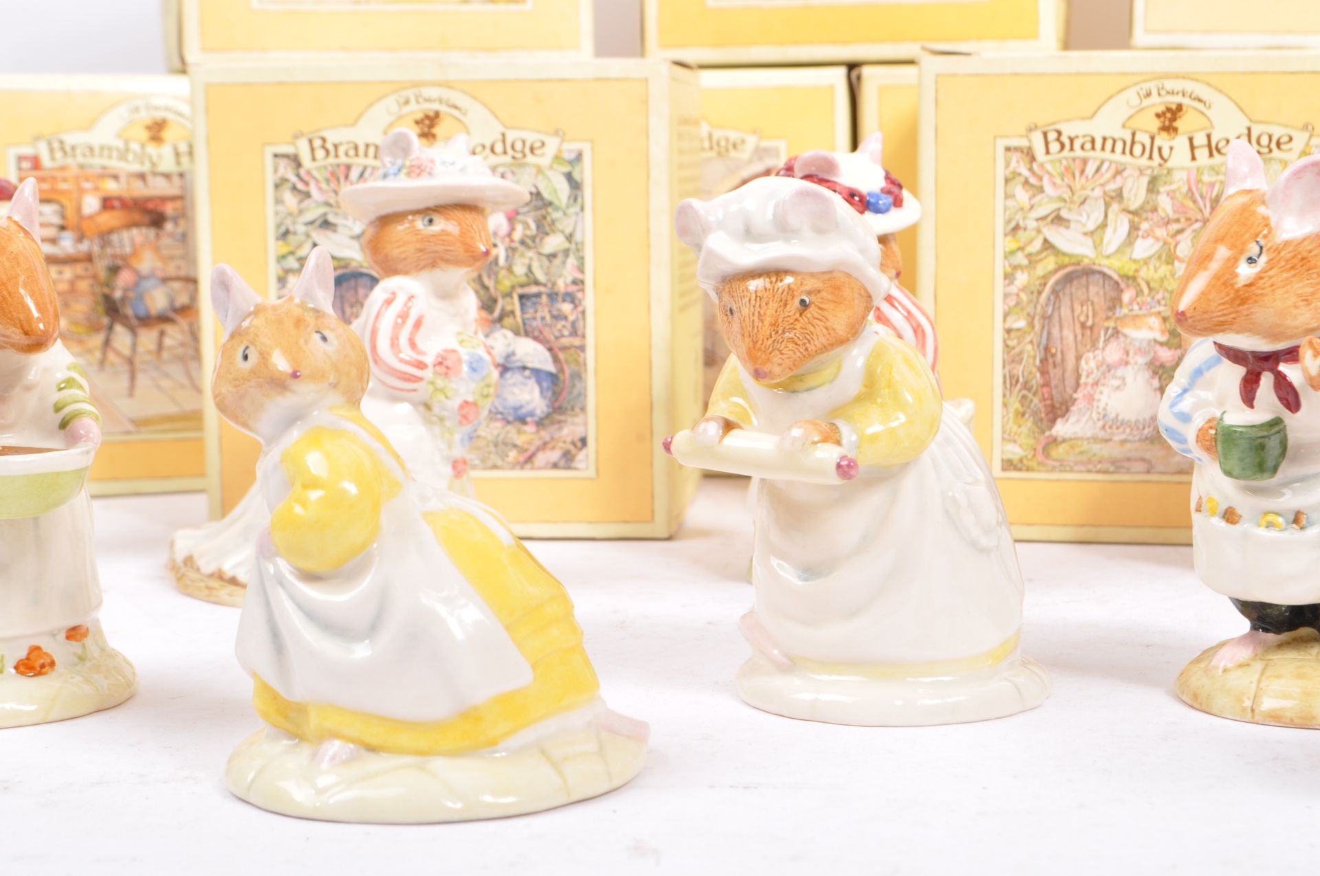 ELEVEN ROYAL DOULTON 'BRAMBLY HEDGE' CHINA MICE FIGURINES - Image 3 of 12